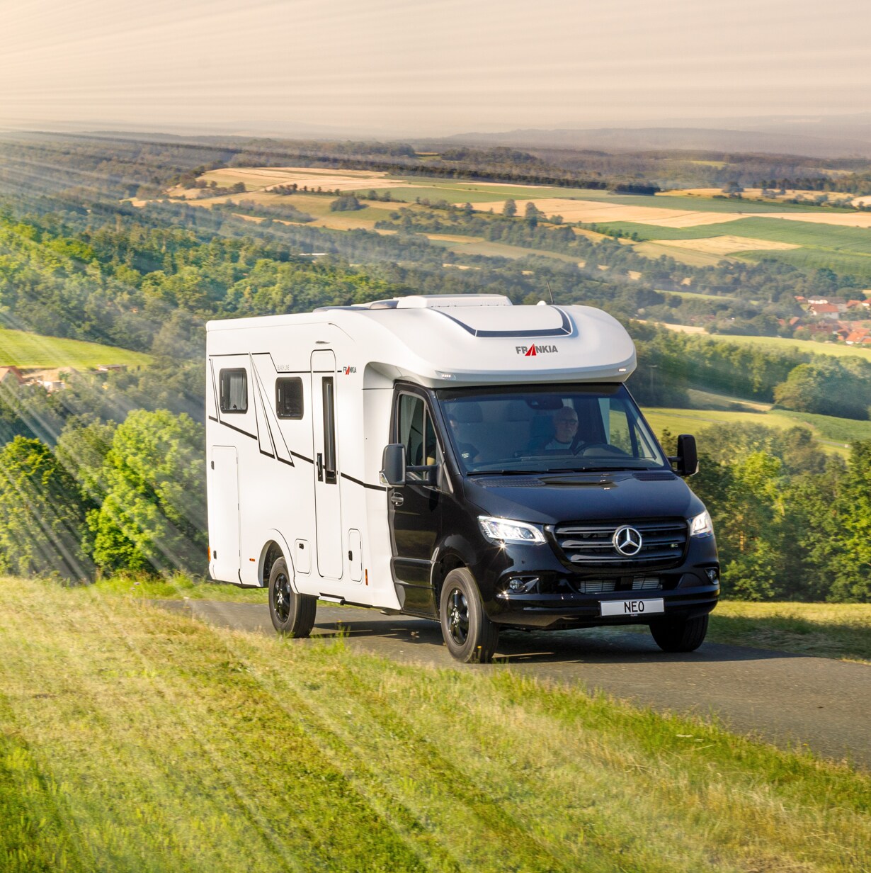 Mercedes-Benz Sprinter husbil kör uppför backe