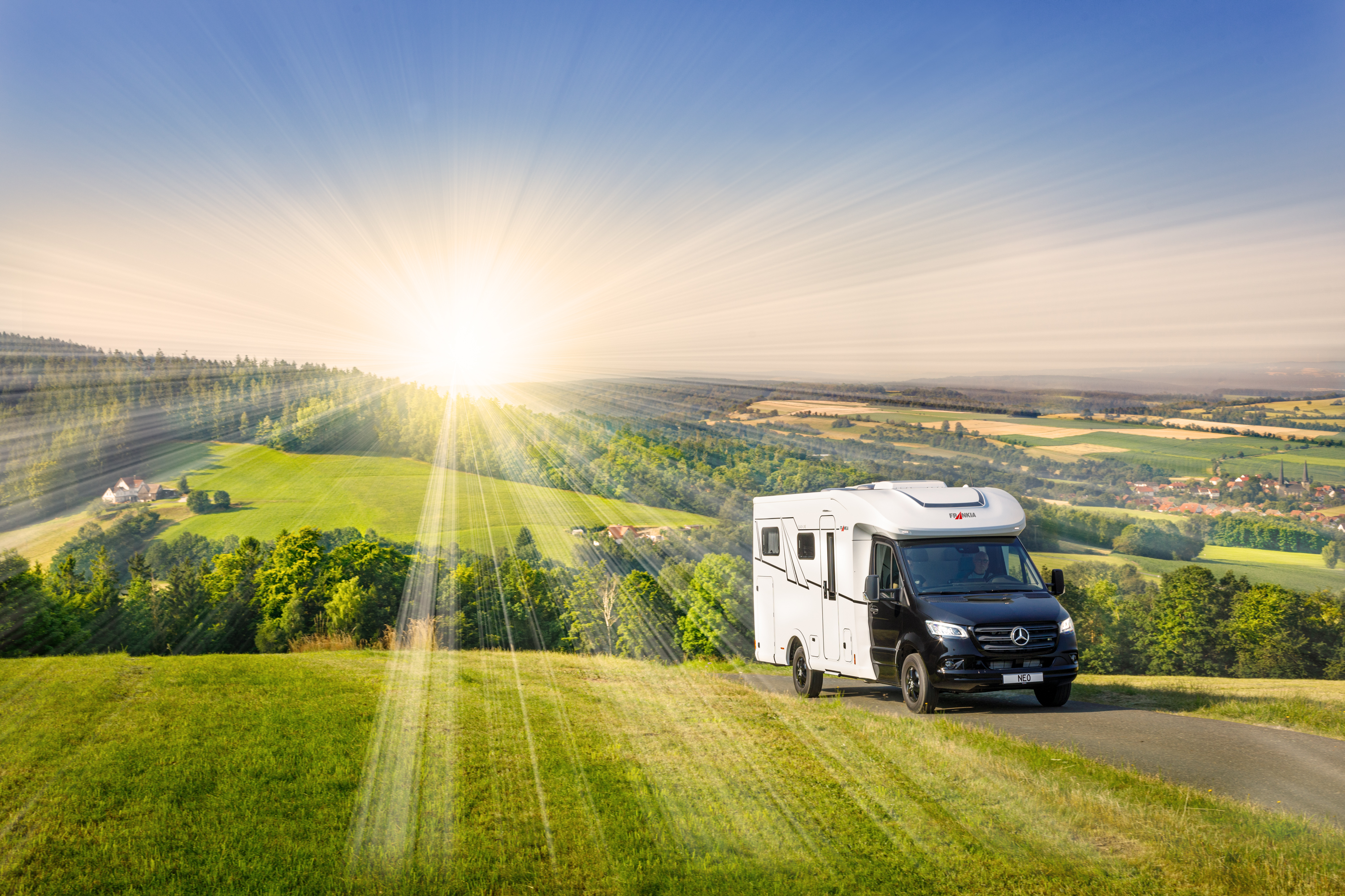 Sprinter husbilar | Mercedes-Benz Transportbilar Mercedes-Benz Sprinter husbil kör uppför backe