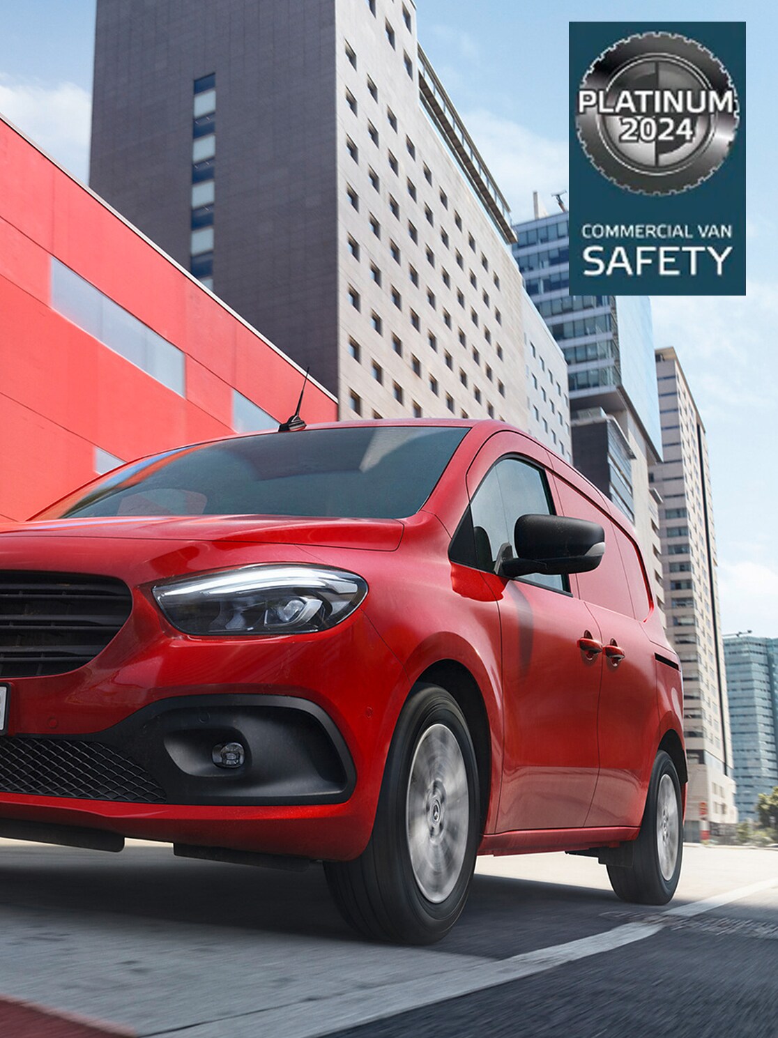 Röd Mercedes-Benz Citan Skåpbil körandes i stad