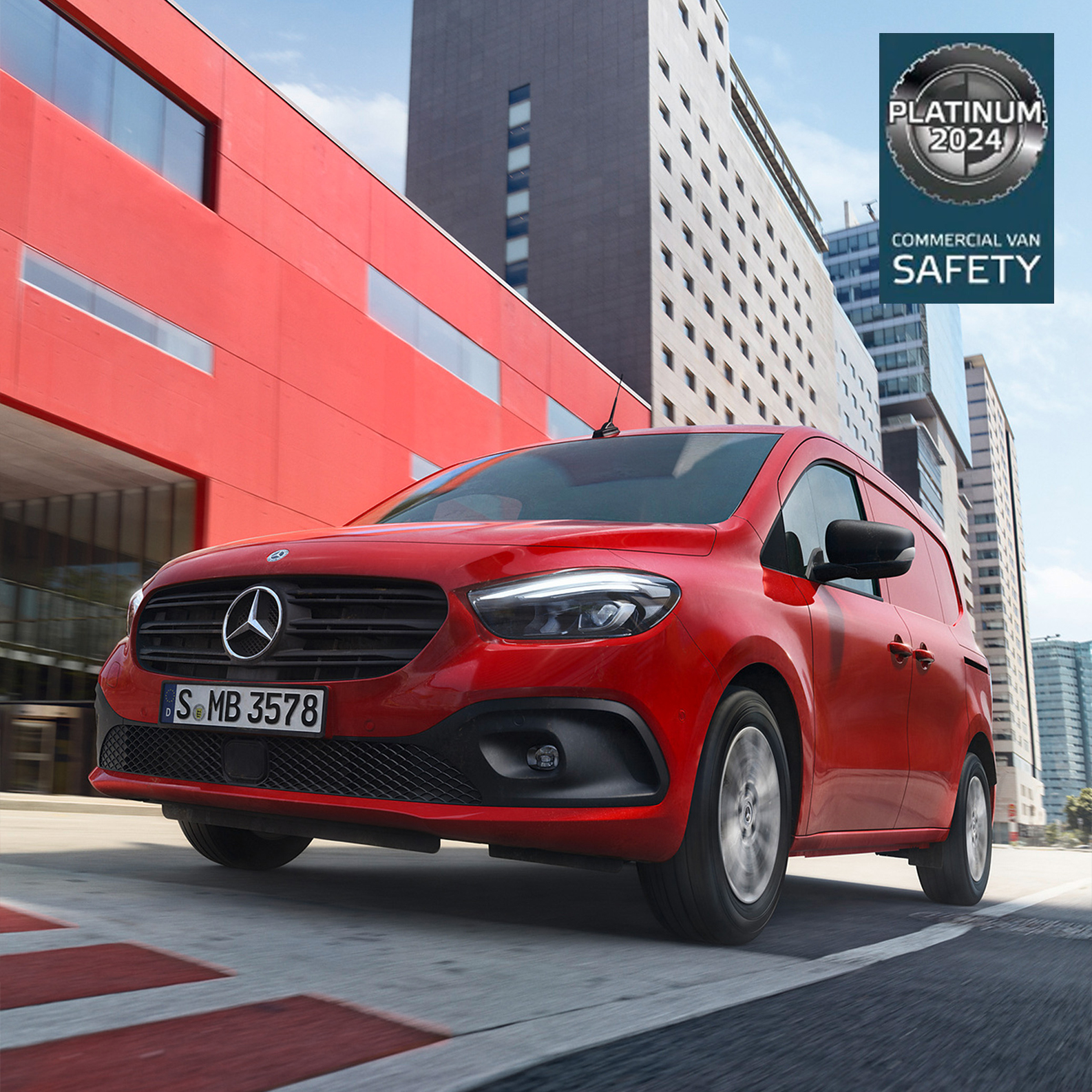 Citan Skåpbil | Mercedes-Benz Transportbilar Röd Mercedes-Benz Citan Skåpbil körandes i stad