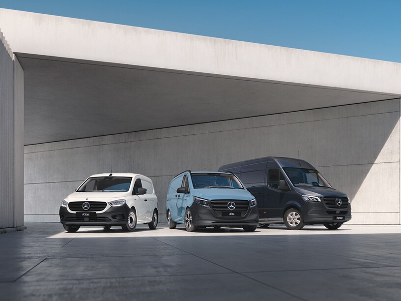 Tre eldrivna transportbilar från Mercedes-Benz står på rad