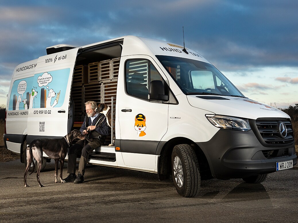 En Mercedes-Benz eSprinter och hundar från Alléns Gård