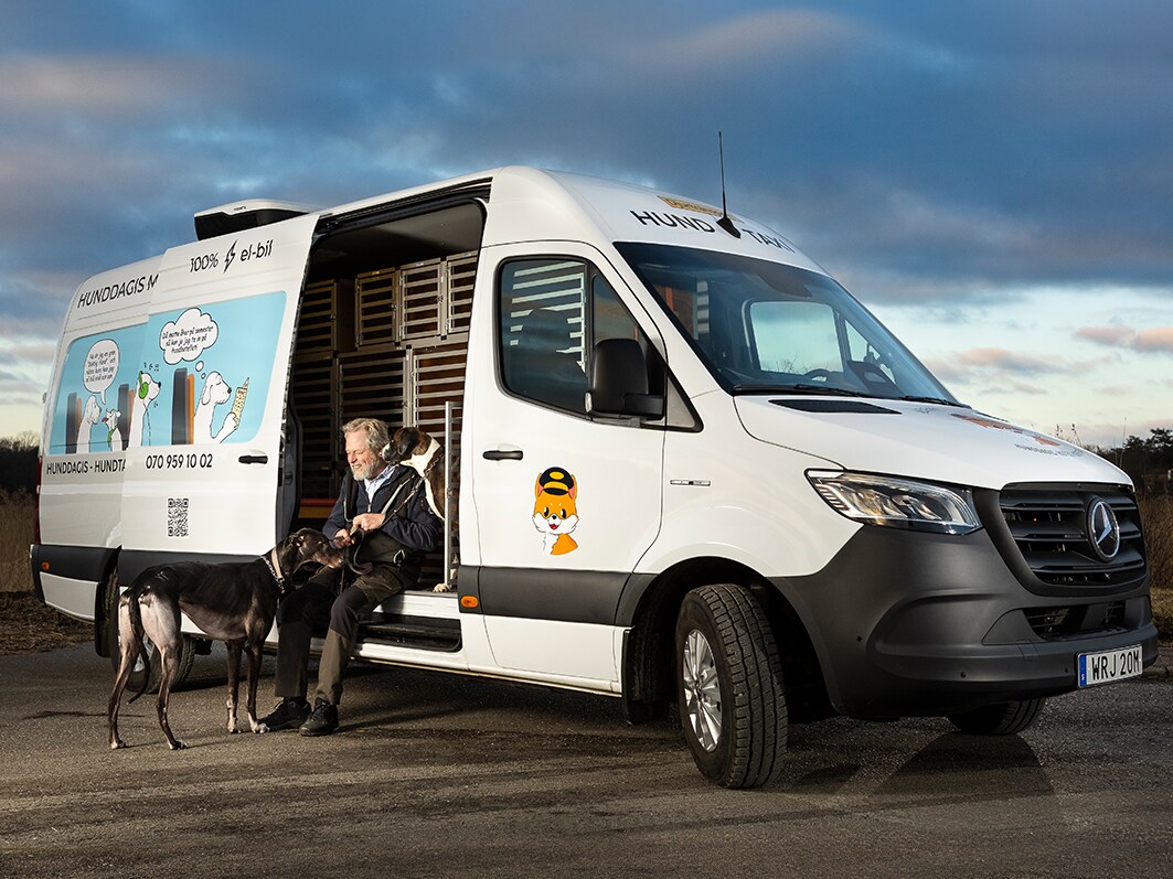 En Mercedes-Benz eSprinter från Alléns Gård som står parkerad