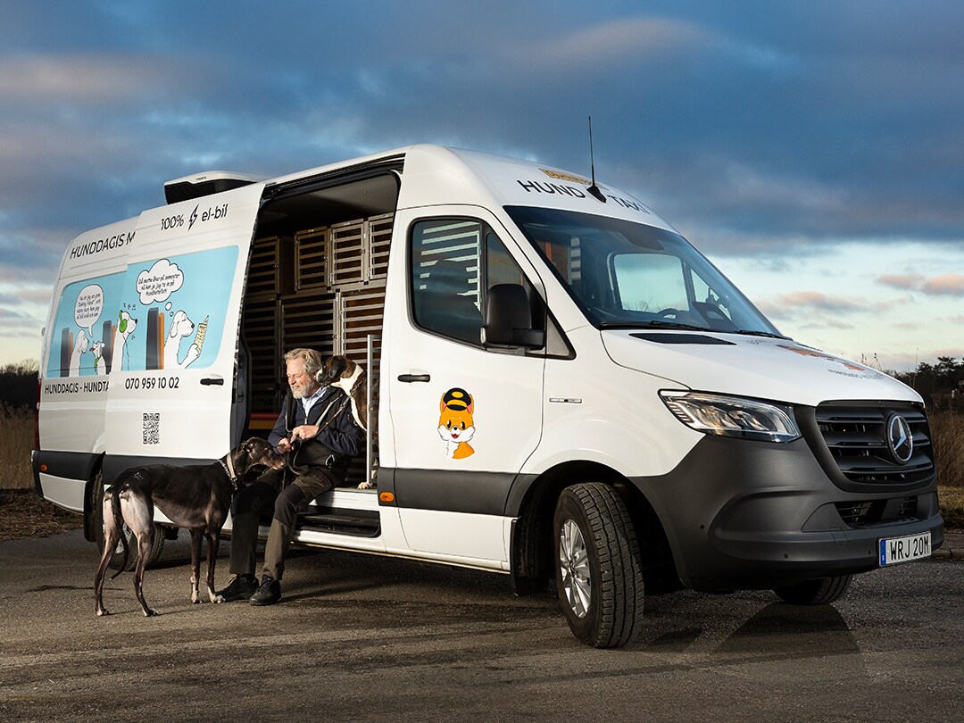 En vit Mercedes-Ben eSprinter från Alléns gård