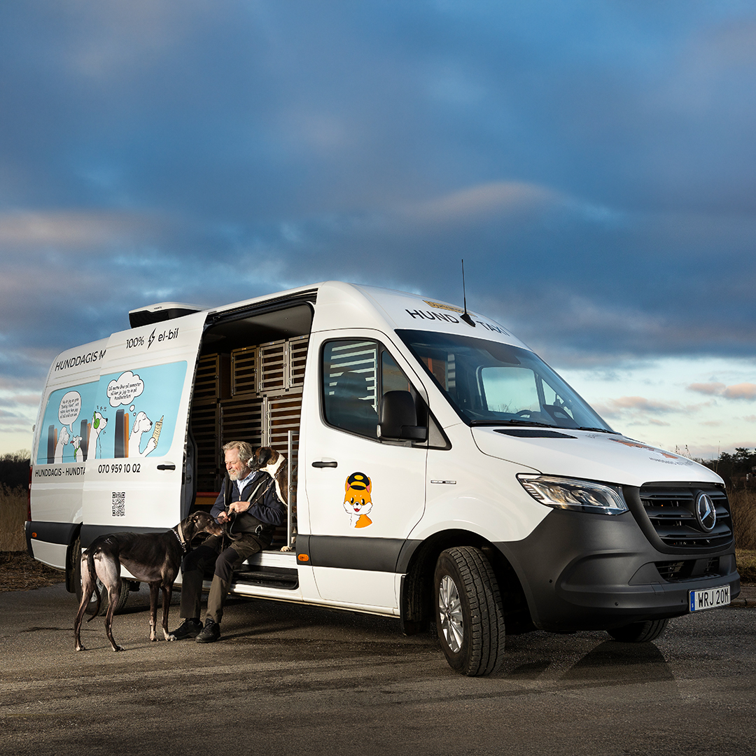 Mercedes-Benz elektriska transportbilar | Mercedes-Benz Transportbilar En vit Mercedes-Ben eSprinter från Alléns gård