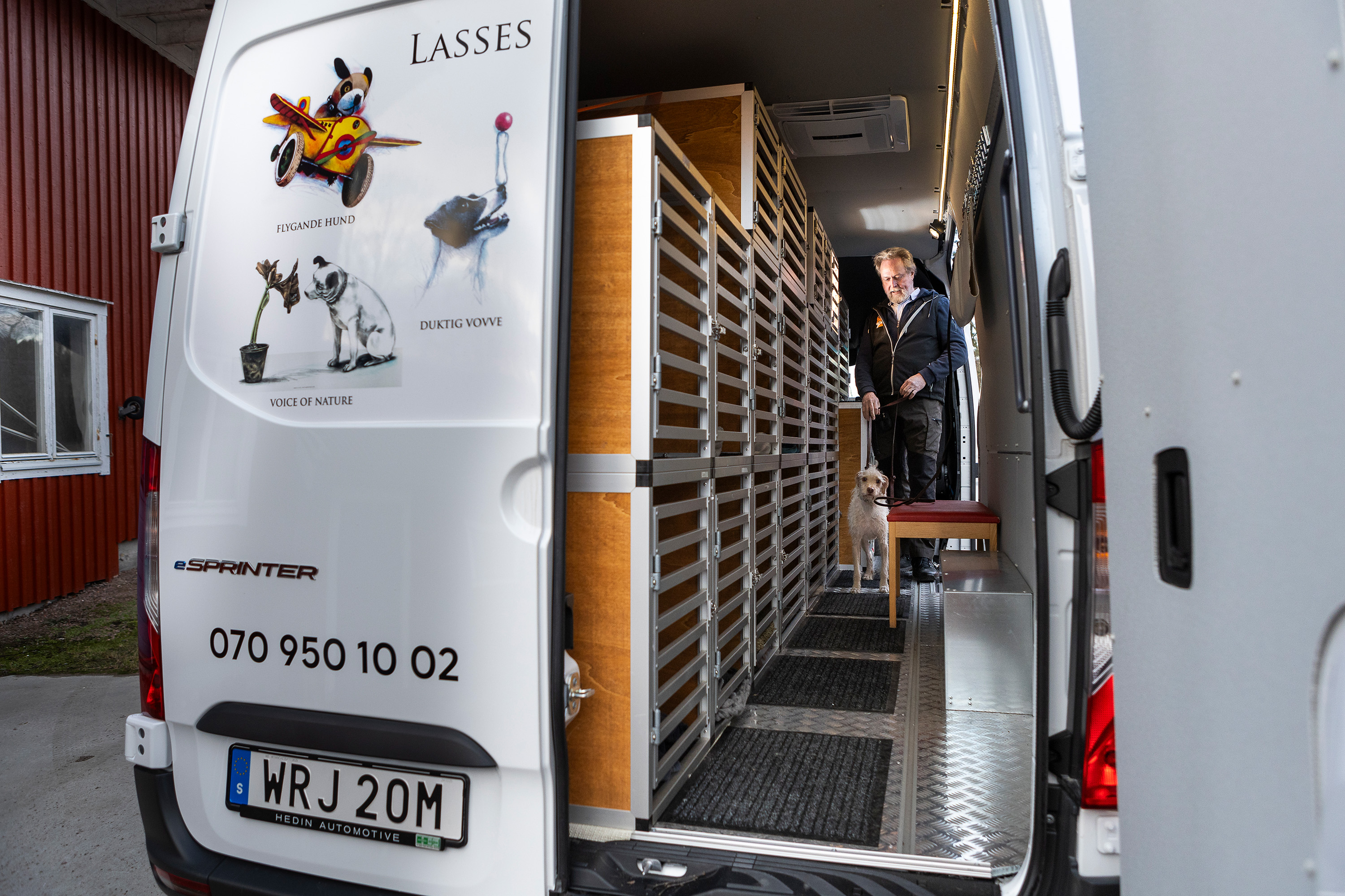 Alléns Gård | Mercedes-Benz Transportbilar En Mercedes-Benz eSprinter med hundburar