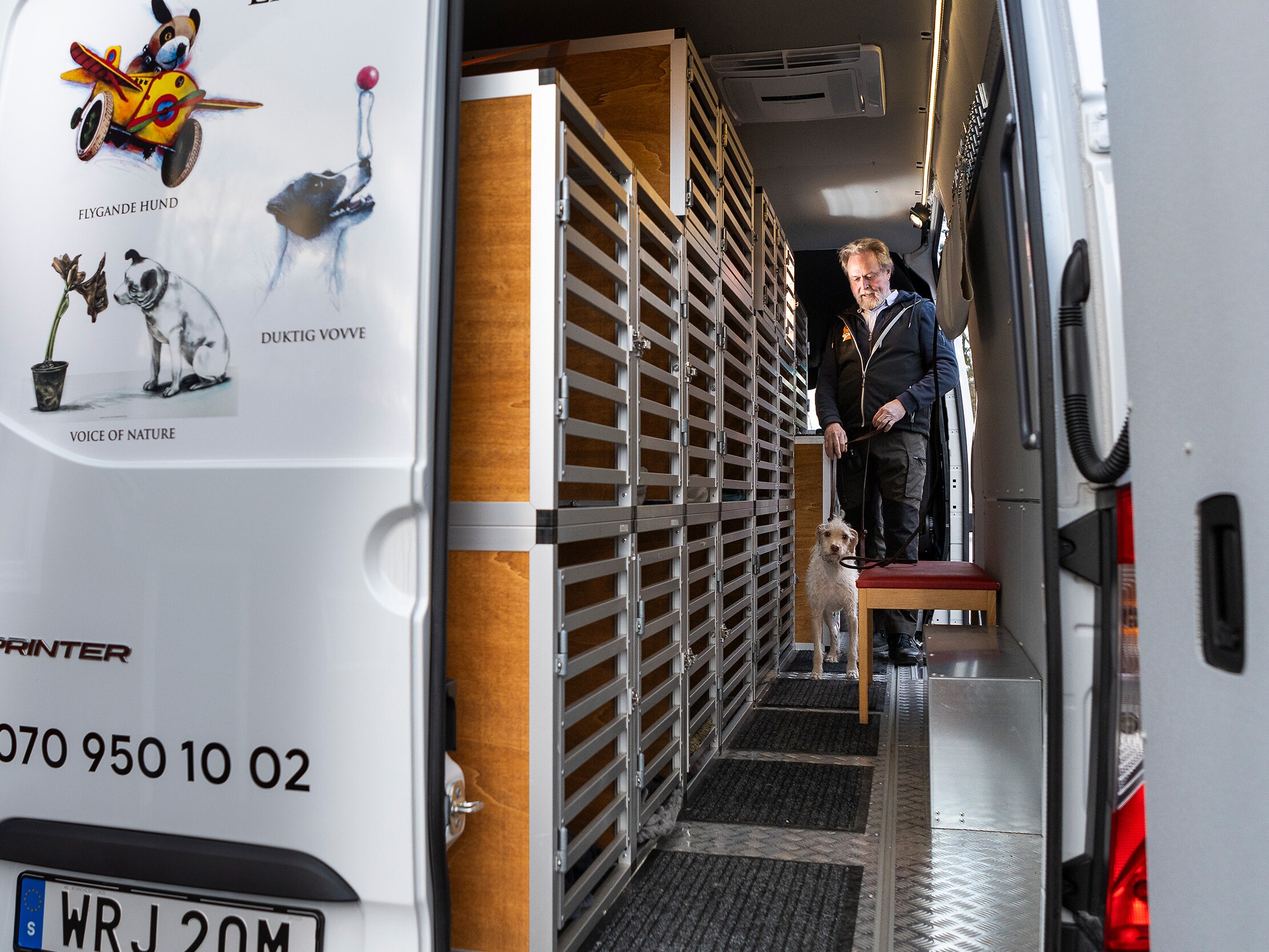 En Mercedes-Benz eSprinter med hundburar