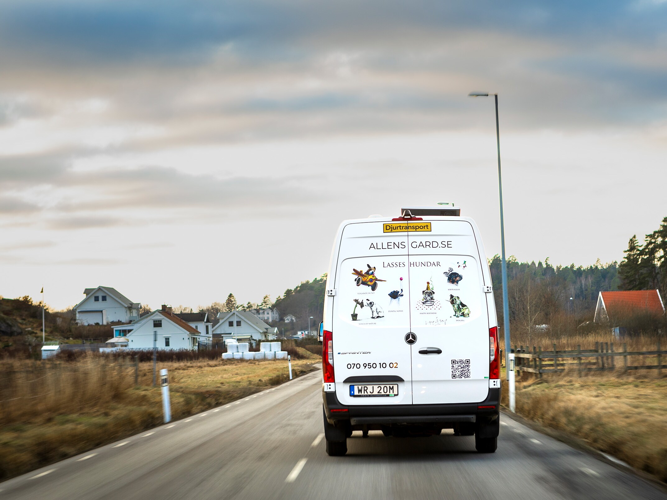 En vit Mercedes-Benz eSprinter som kör från Alléns Gård