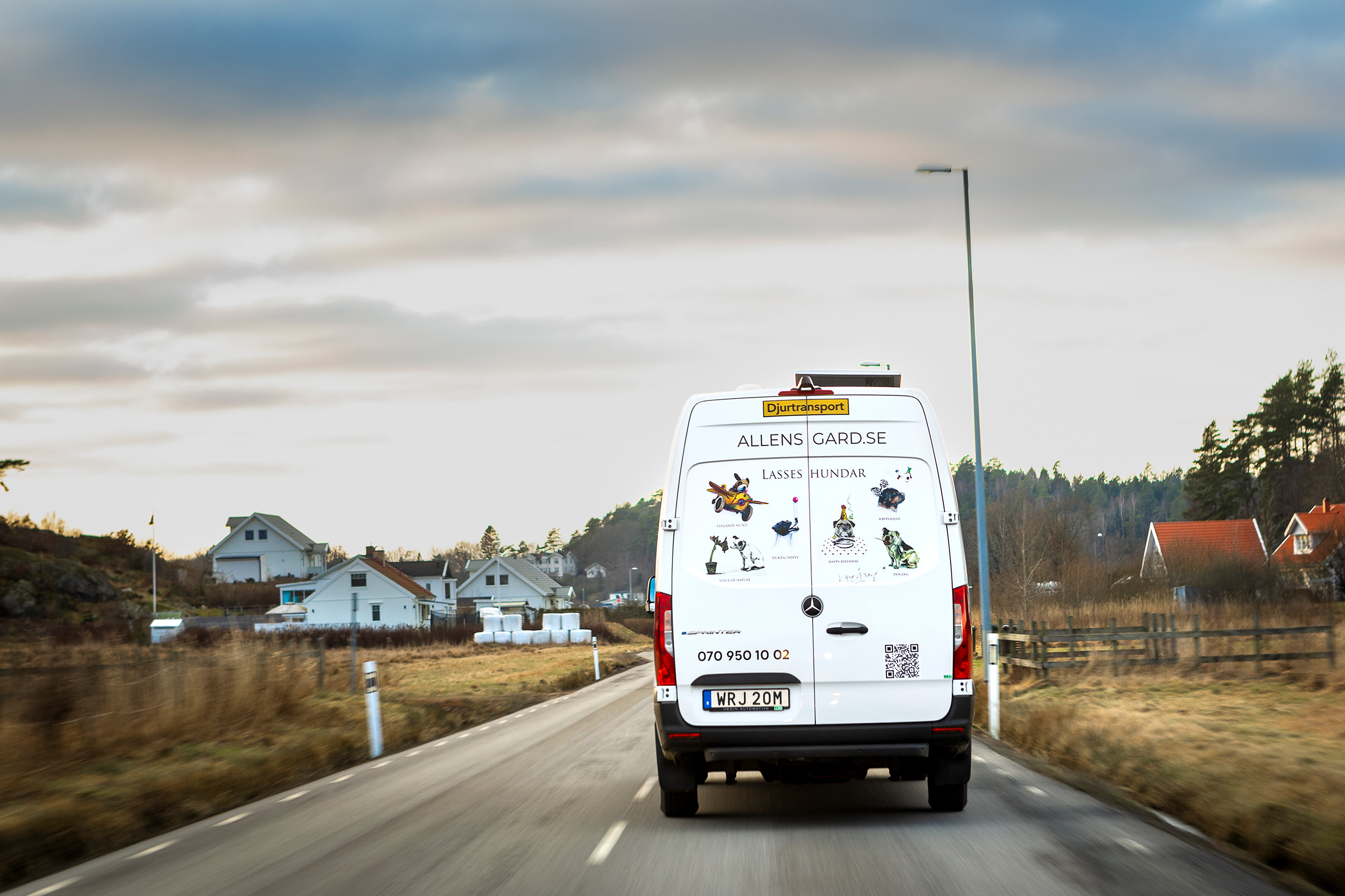 Alléns Gård | Mercedes-Benz Transportbilar En vit Mercedes-Benz eSprinter som kör från Alléns Gård