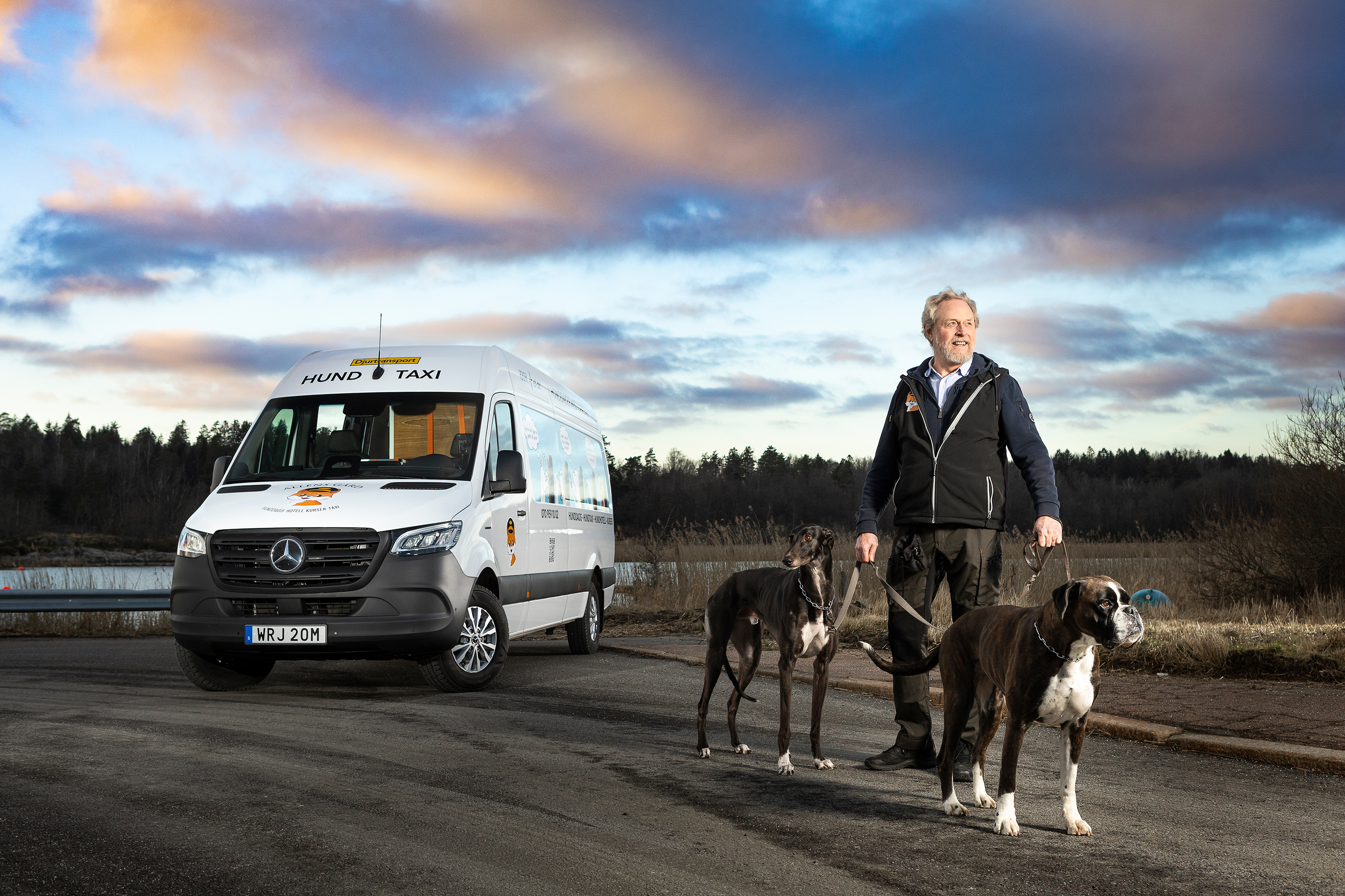 Alléns Gård | Mercedes-Benz Transportbilar Eldrivna eSprinter från Mercedes-Benz står tillsammans med Alléns Gård hundtaxi