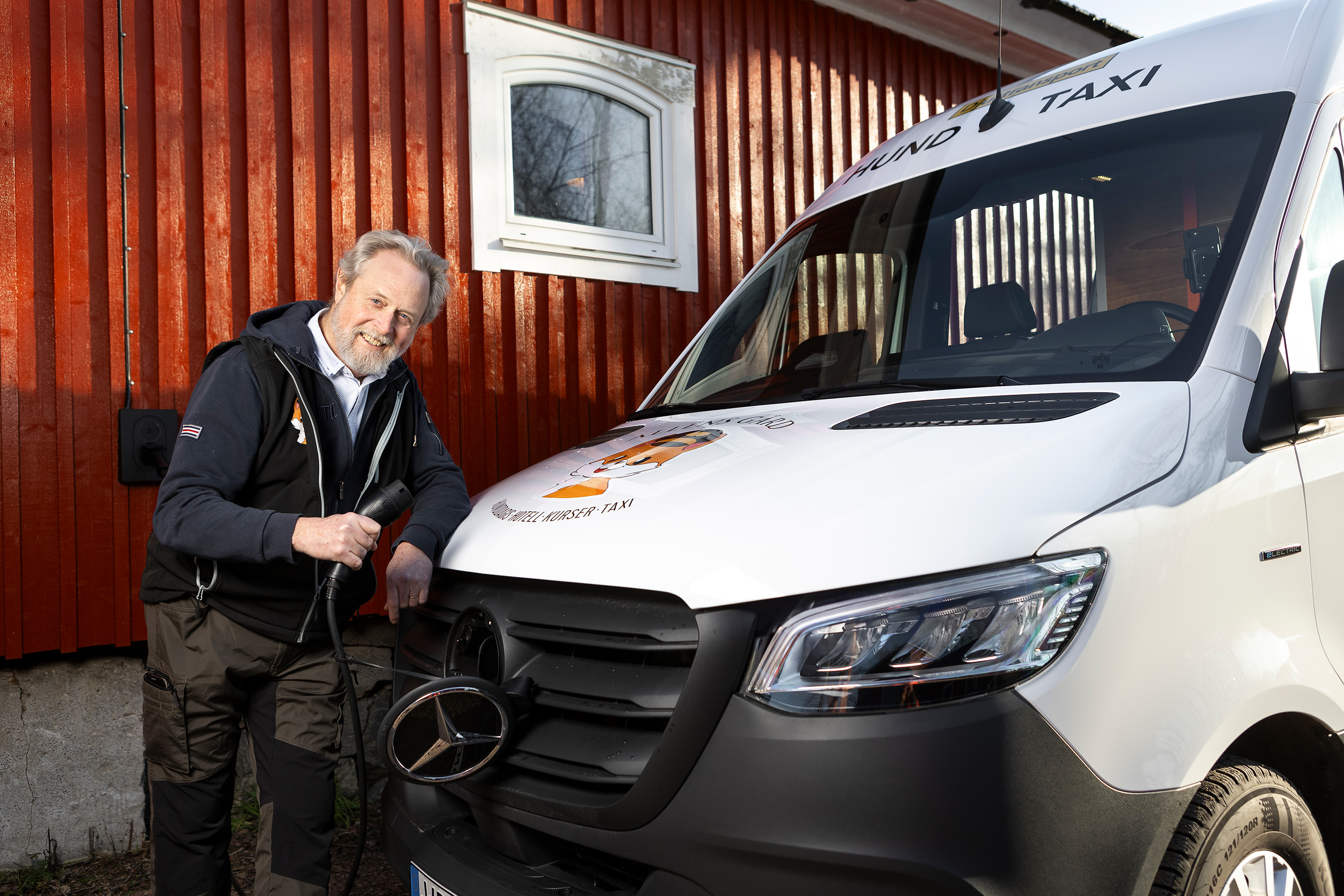 Alléns Gård | Mercedes-Benz Transportbilar En Mercedes-Benz eSprinter från Alléns Gård som laddas