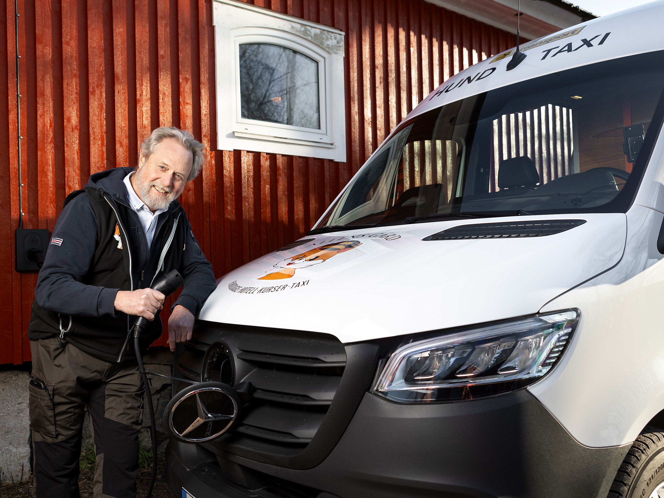 En Mercedes-Benz eSprinter från Alléns Gård som laddas