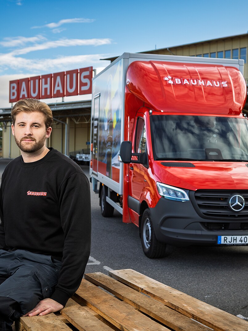 Anställd från Bauhaus framför en Mercedes-Benz eSprinter