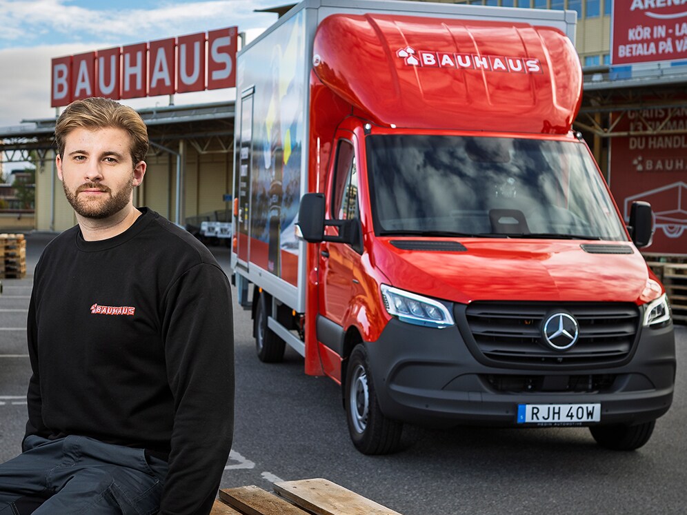 En anställd från Bauhaus med en Mercedes-Benz eSprinter i bakgrunden