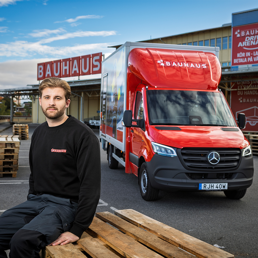 Bauhaus | Mercedes-Benz Transportbilar En anställd från Bauhaus med en Mercedes-Benz eSprinter i bakgrunden