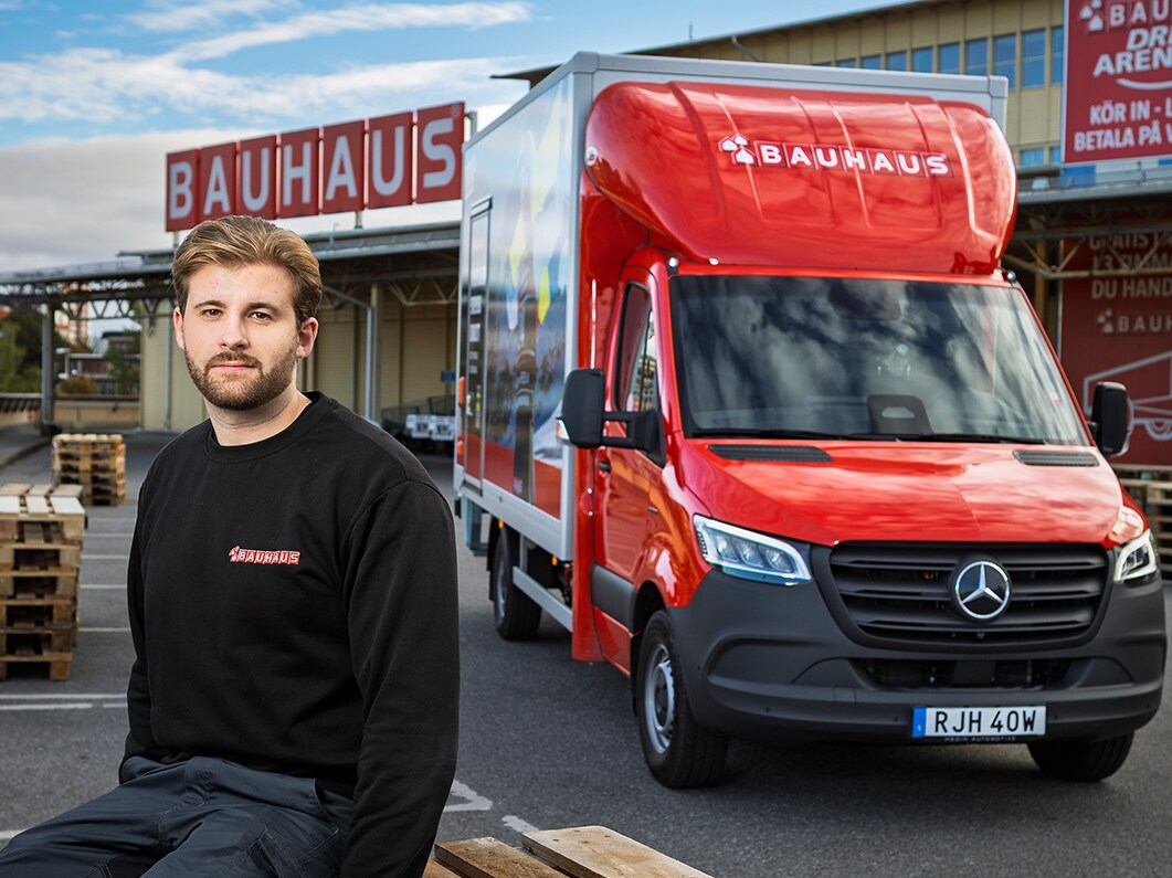 Anställd från Bauhaus framför en Mercedes-Benz eSprinter