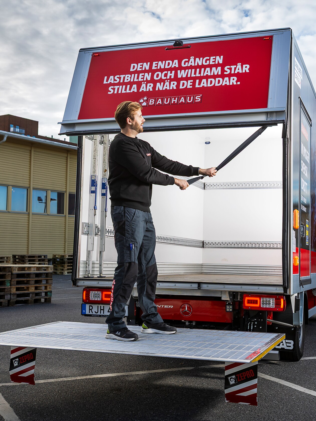 Mercedes-Benz eSprinter från Bauhaus med skåp och bakgavellyft öppen 