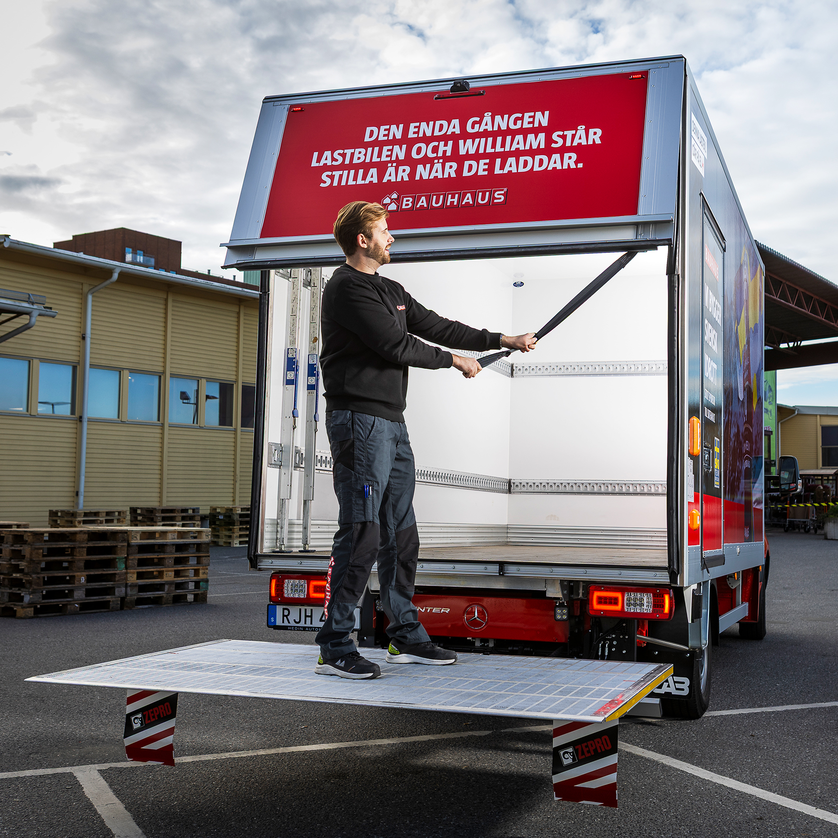 Bauhaus | Mercedes-Benz Transportbilar Mercedes-Benz eSprinter från Bauhaus med skåp och bakgavellyft öppen
