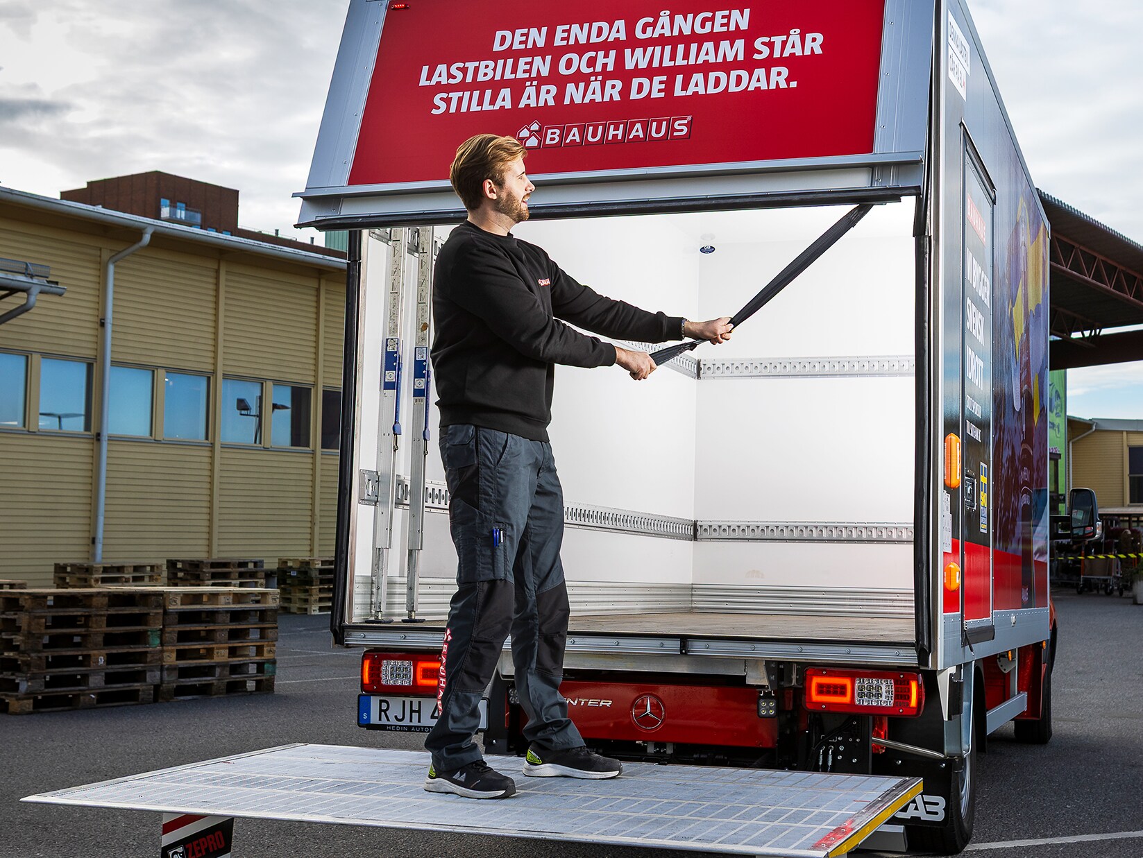 Mercedes-Benz eSprinter från Bauhaus med skåp och bakgavellyft öppen 