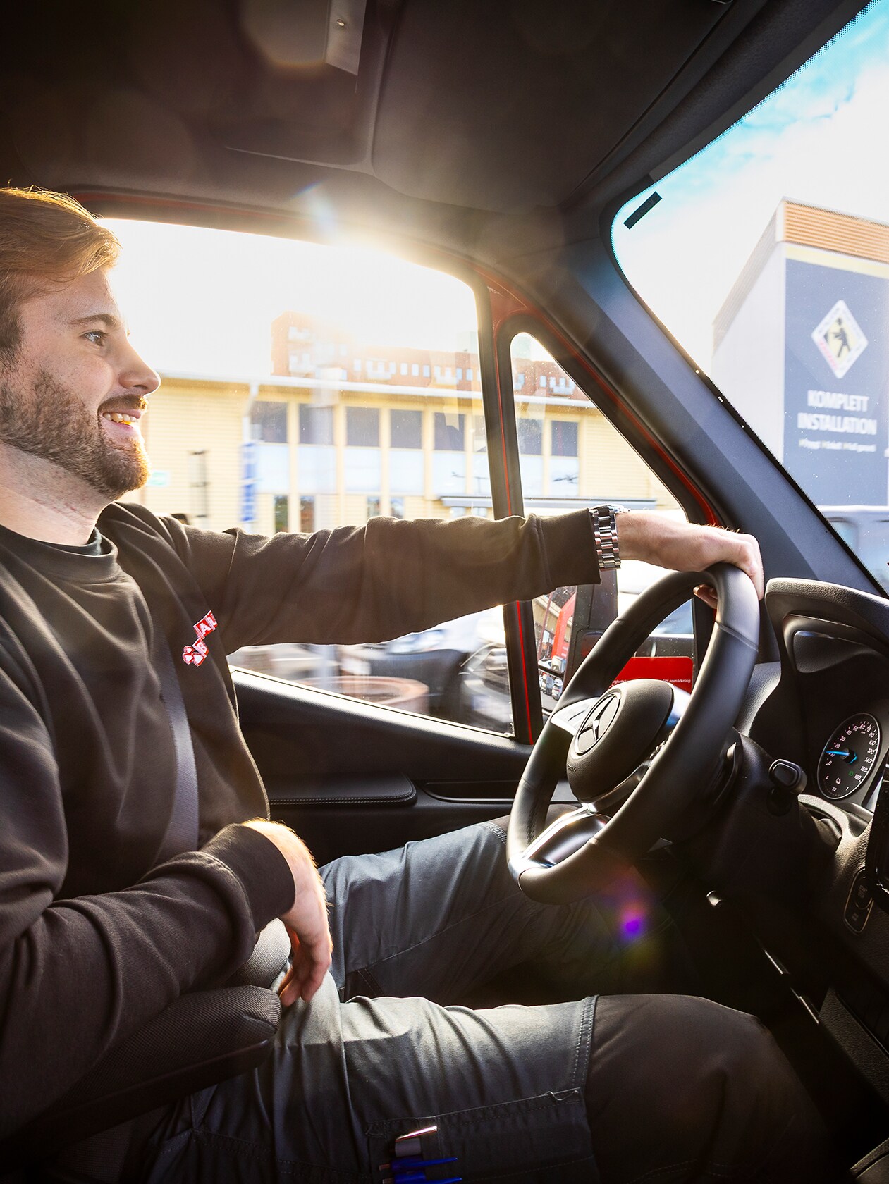 En anställd från Bauhaus kör en Mercedes-Benz eSprinter