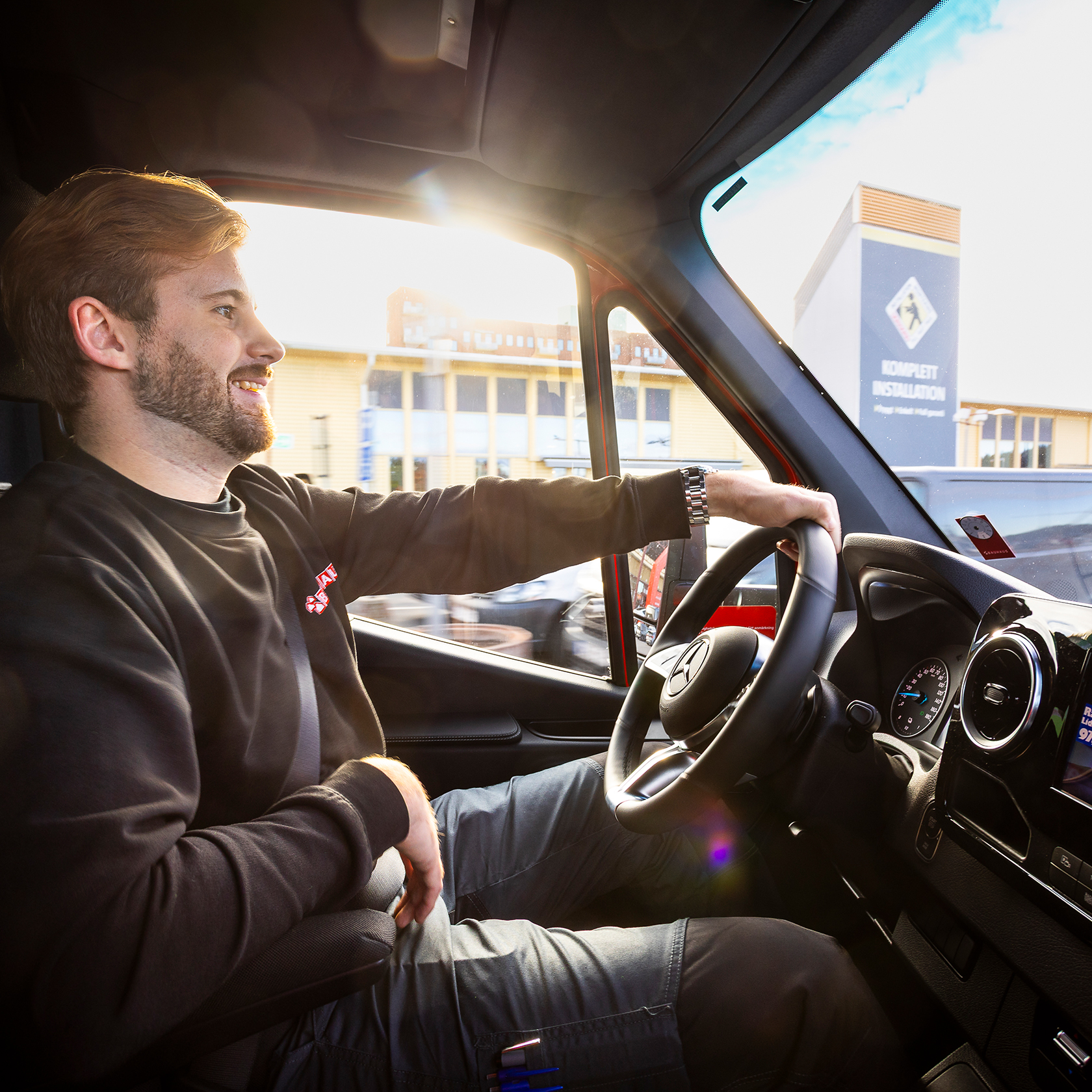 Bauhaus | Mercedes-Benz Transportbilar En anställd från Bauhaus kör en Mercedes-Benz eSprinter