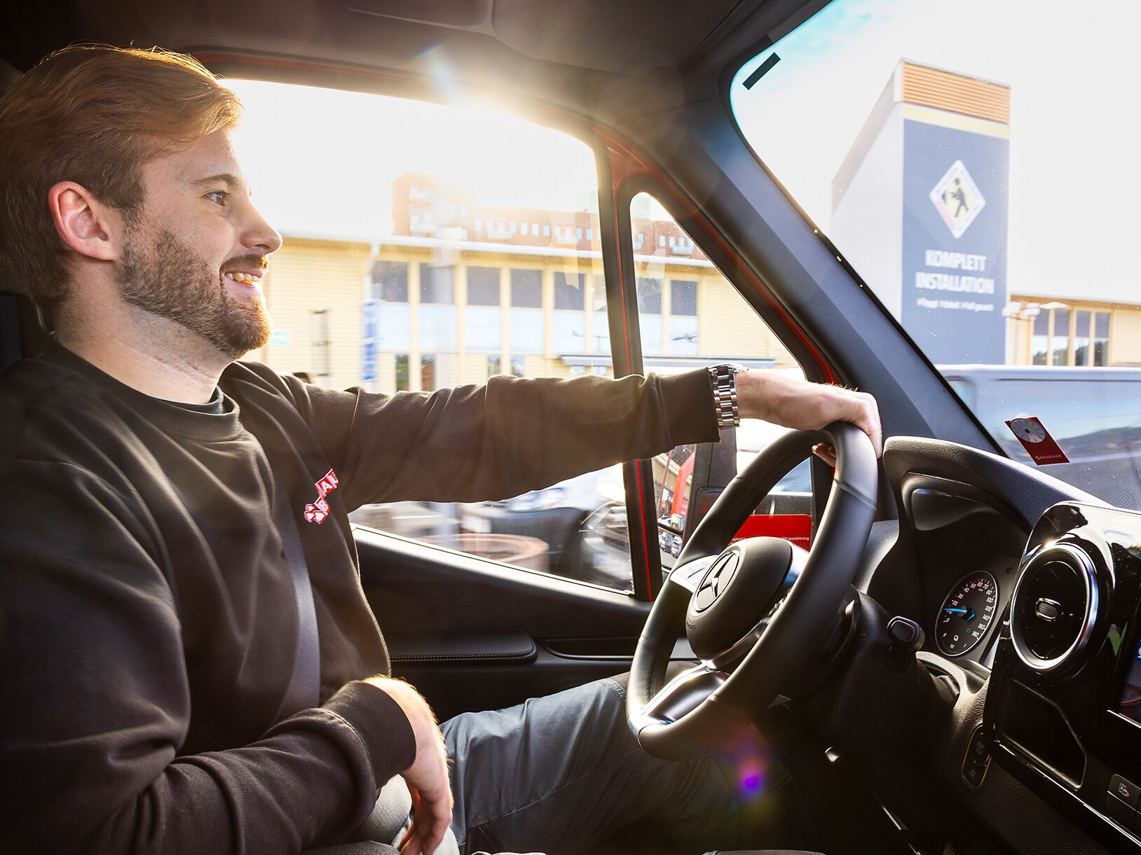 En anställd från Bauhaus kör en Mercedes-Benz eSprinter