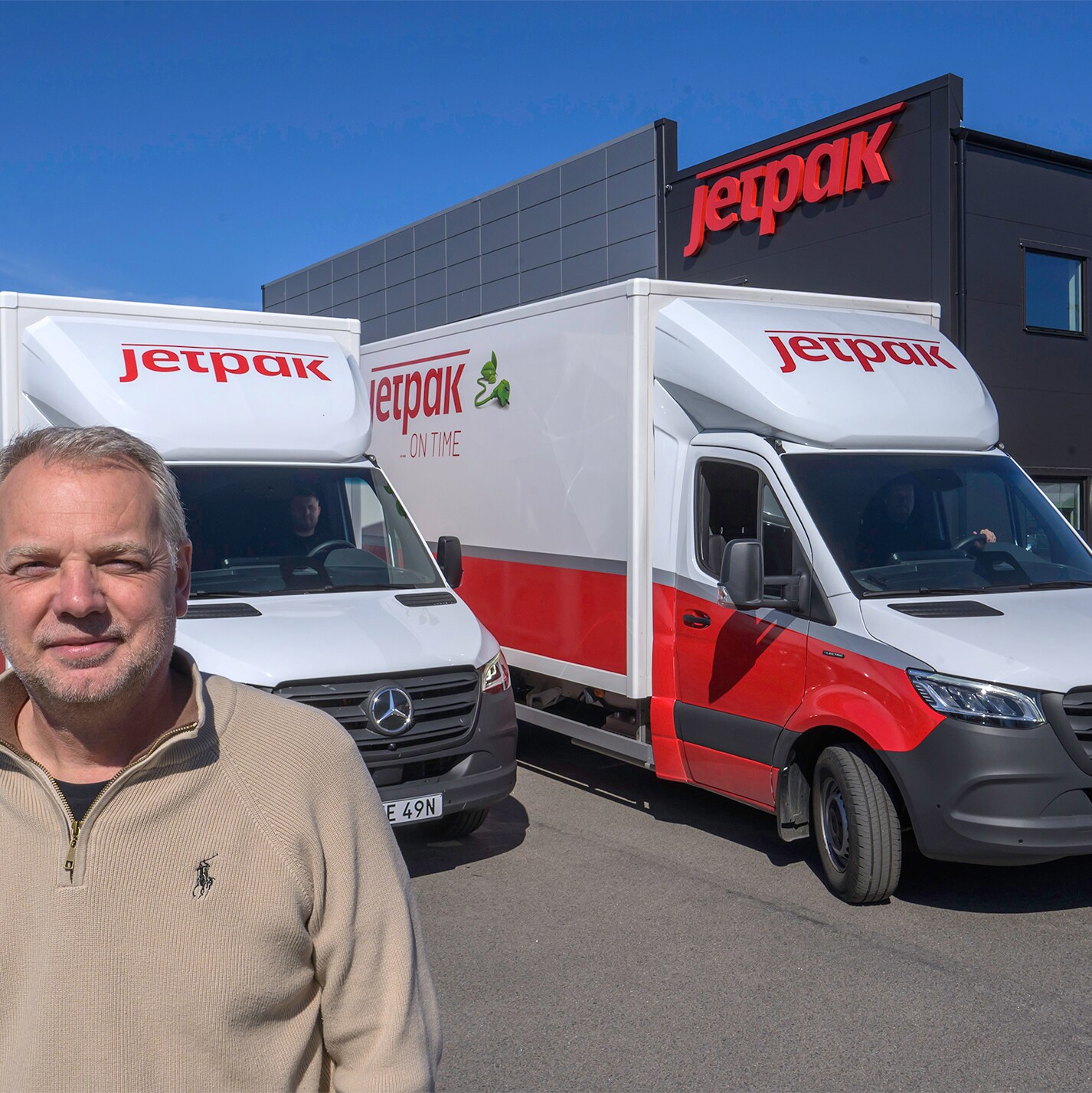 Två eSprinter elbilar från Mercedes-Benz står utanför Jetpak.