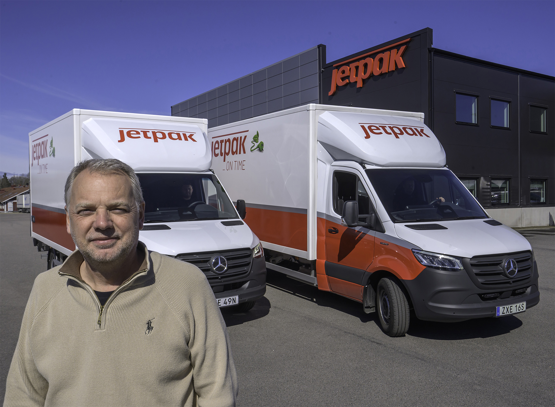 C.G. Erikssons Åkeri | Mercedes-Benz Transportbilar Två eSprinter elbilar från Mercedes-Benz står utanför Jetpak.