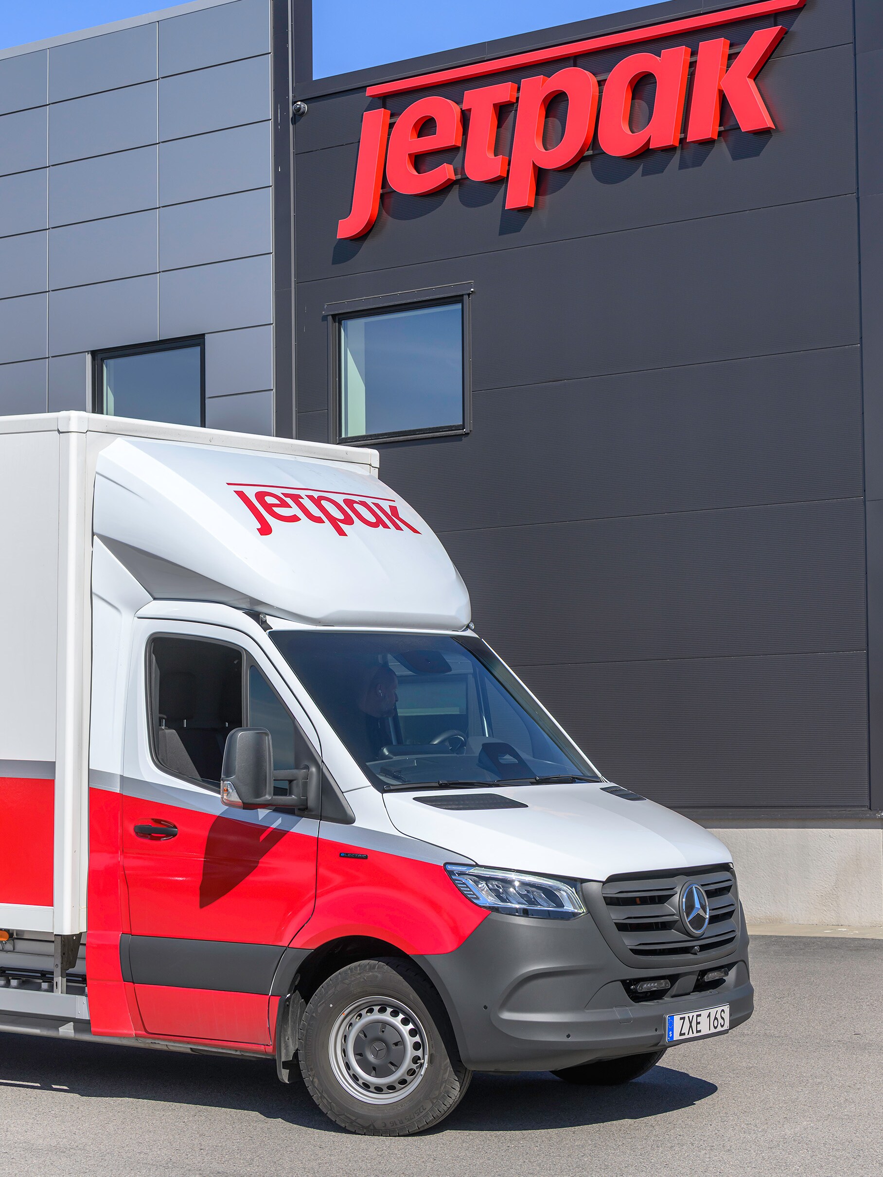 En Mercedes-Benz eSprinter från Jetpak som står parkerad