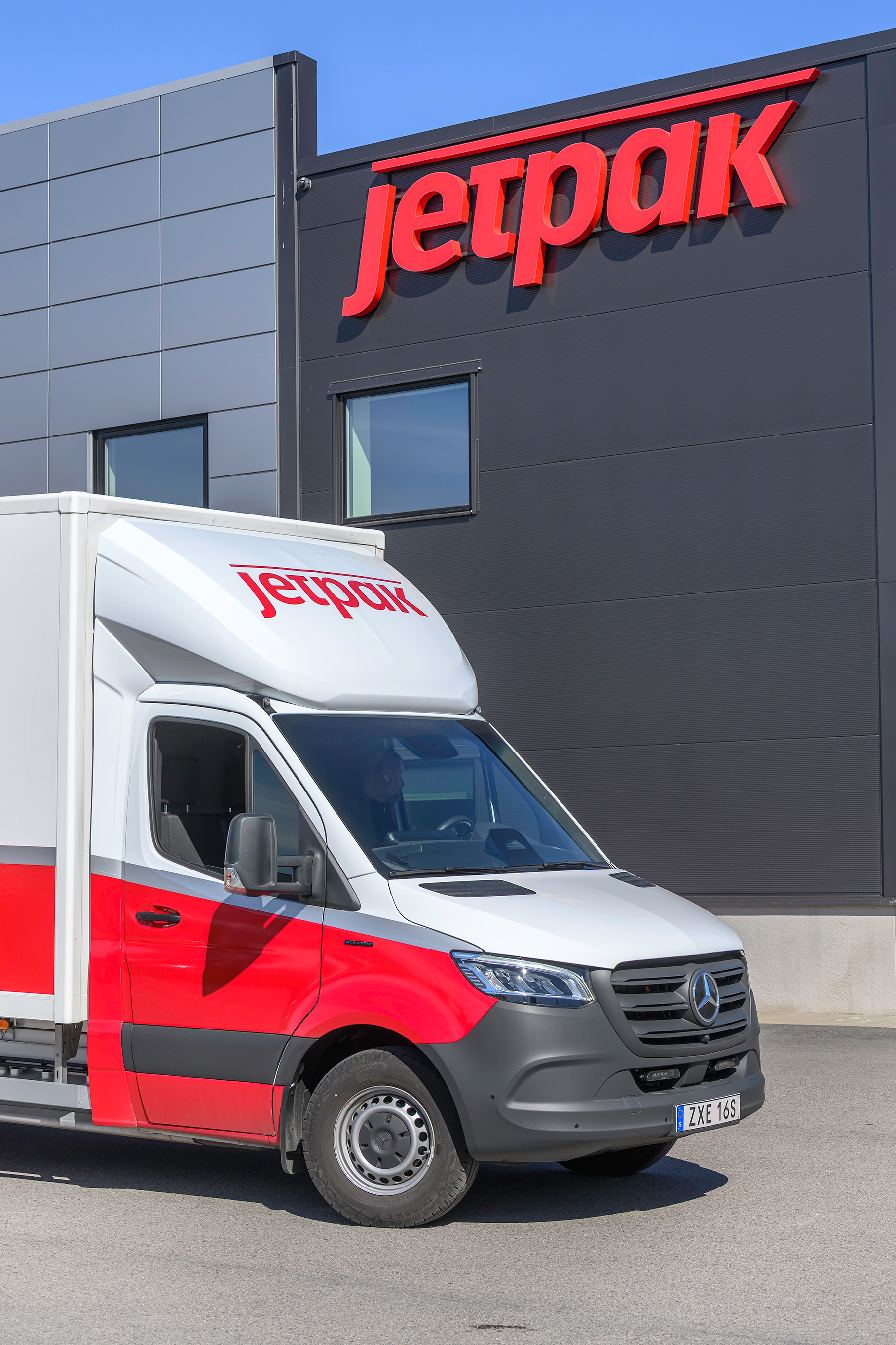 C.G. Erikssons Åkeri | Mercedes-Benz Transportbilar En Mercedes-Benz eSprinter från Jetpak som står parkerad