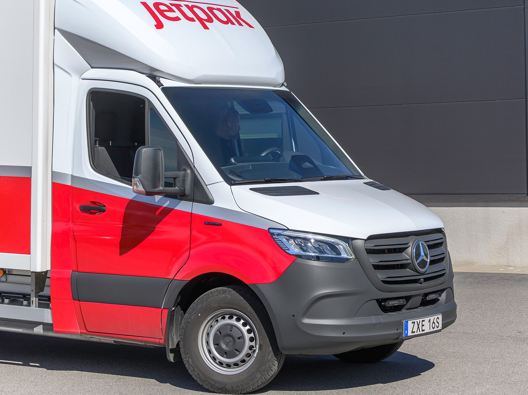 En Mercedes-Benz eSprinter från Jetpak som står parkerad