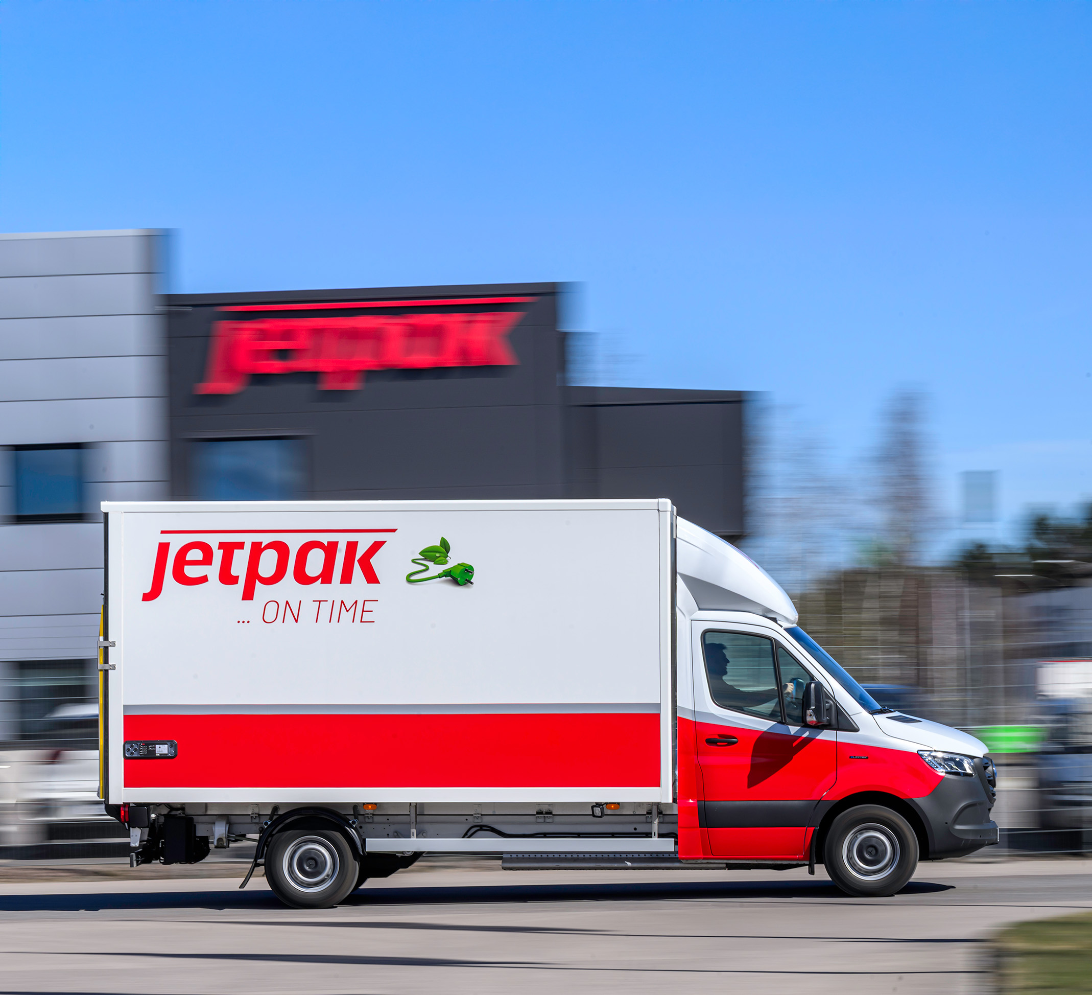 C.G. Erikssons Åkeri | Företag och kunder | Mercedes-Benz Transportbilar Person står framför två vita Mercedes-Benz eSprinter från Jetpak