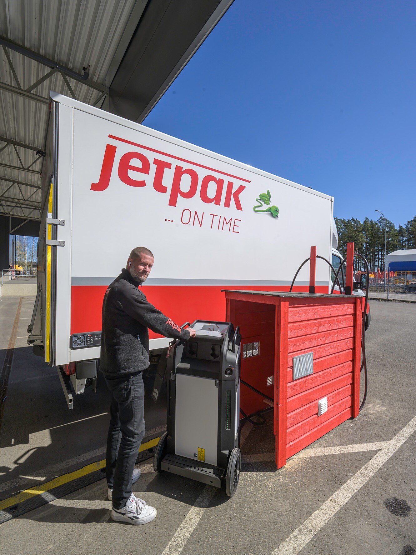 En Mercedes-Benz eSprinter från Jetpak som laddas