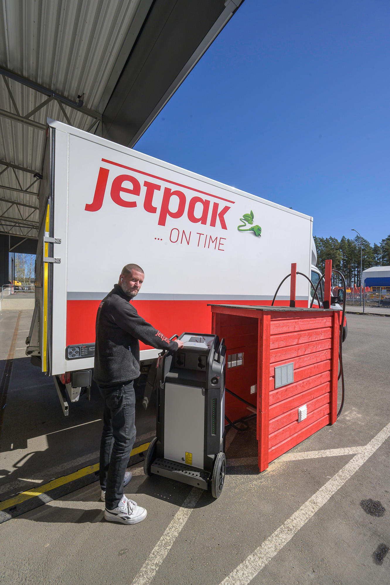 C.G. Erikssons Åkeri | Mercedes-Benz Transportbilar En Mercedes-Benz eSprinter från Jetpak som laddas