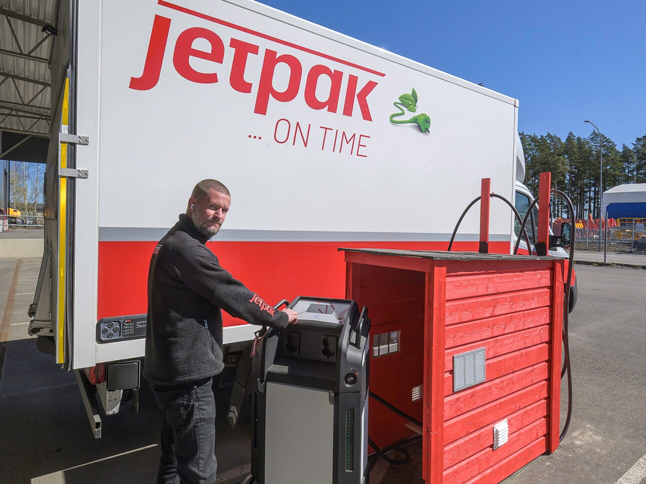 En Mercedes-Benz eSprinter från Jetpak som laddas