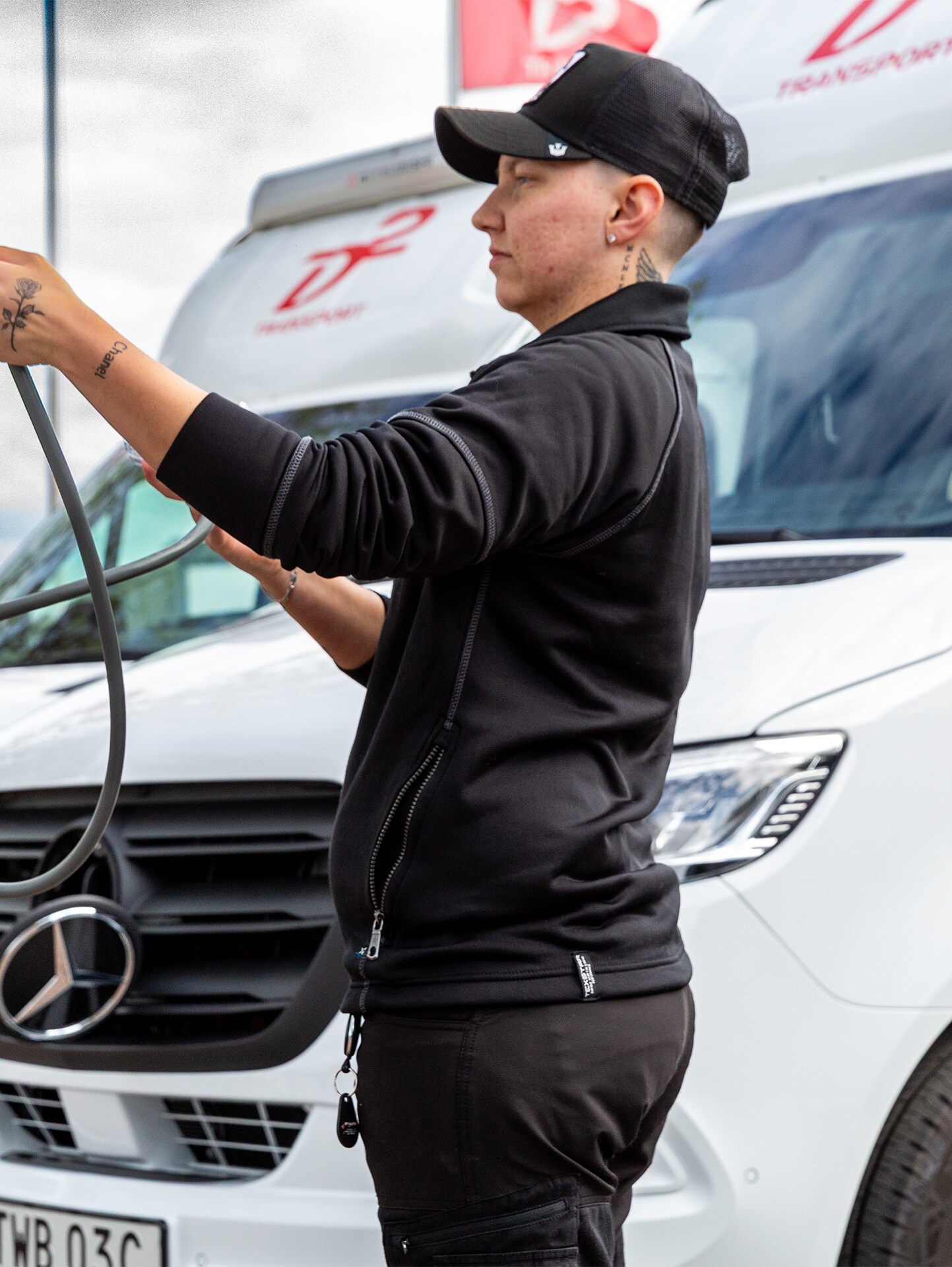Person från D2 laddar eldrivna Mercedes-Benz eSprinter