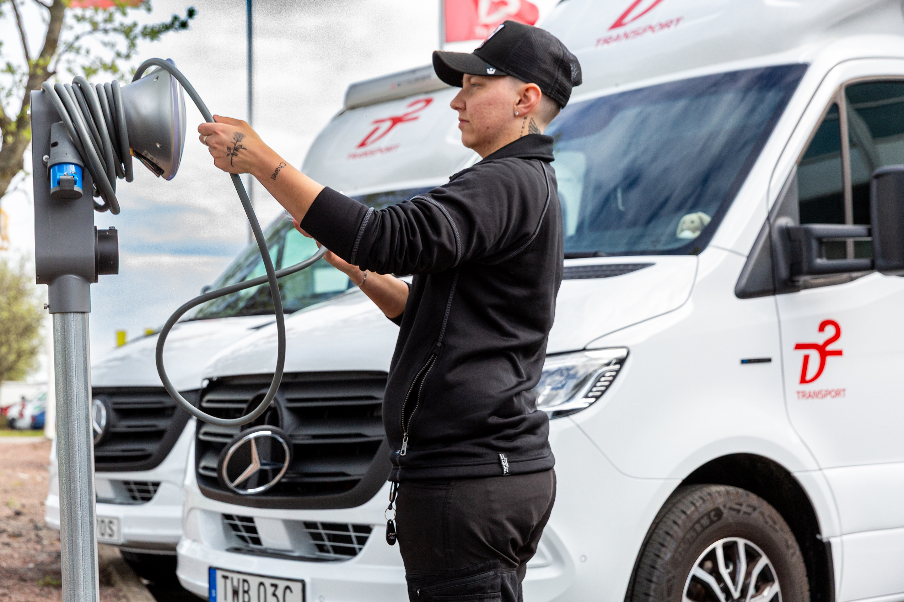 D2 Transport | Mercedes-Benz Transportbilar Person från D2 laddar eldrivna Mercedes-Benz eSprinter