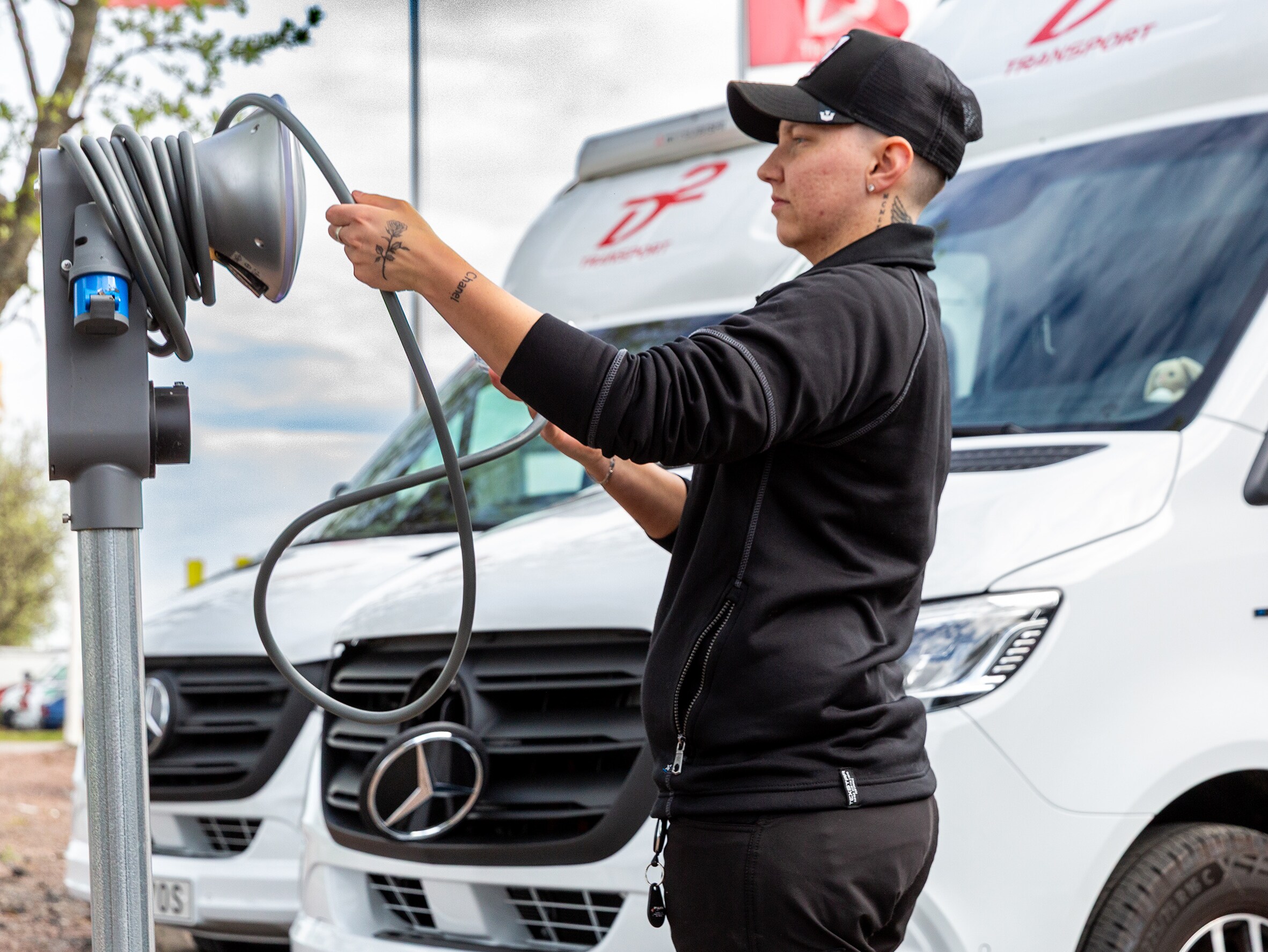 Person från D2 laddar eldrivna Mercedes-Benz eSprinter