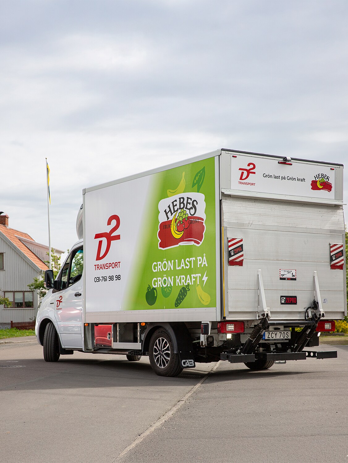 En Mercedes-Benz eSprinter från D2 parkerad pågatan