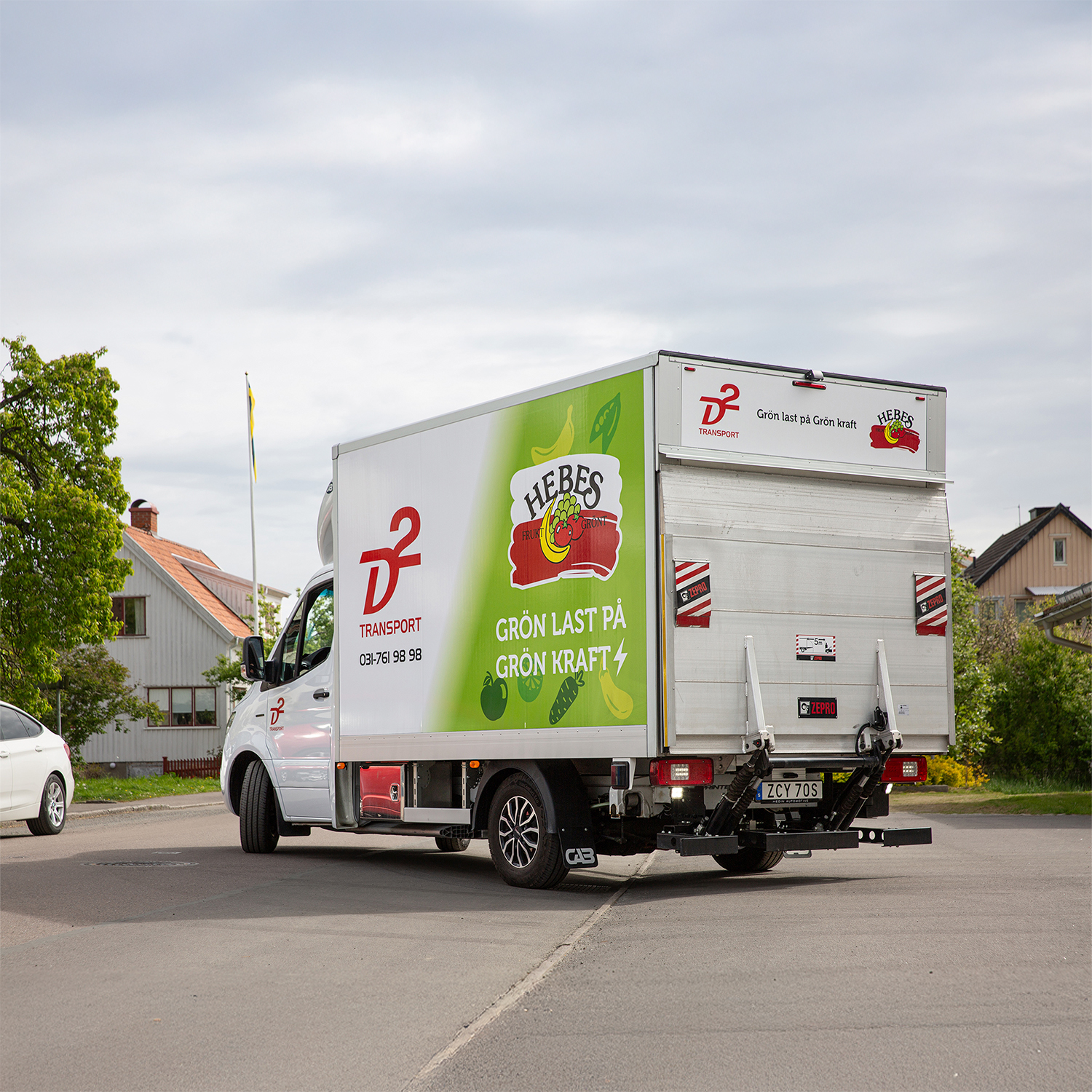 D2 Transport | Mercedes-Benz Transportbilar En Mercedes-Benz eSprinter från D2 parkerad pågatan