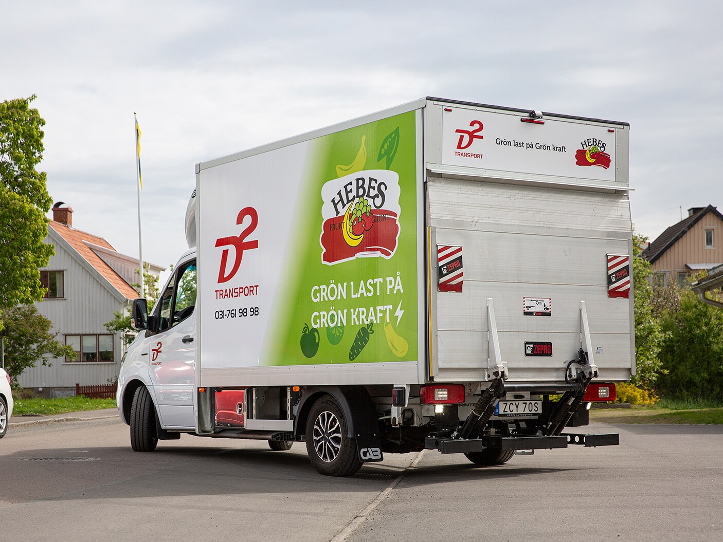 En Mercedes-Benz eSprinter från D2 parkerad pågatan