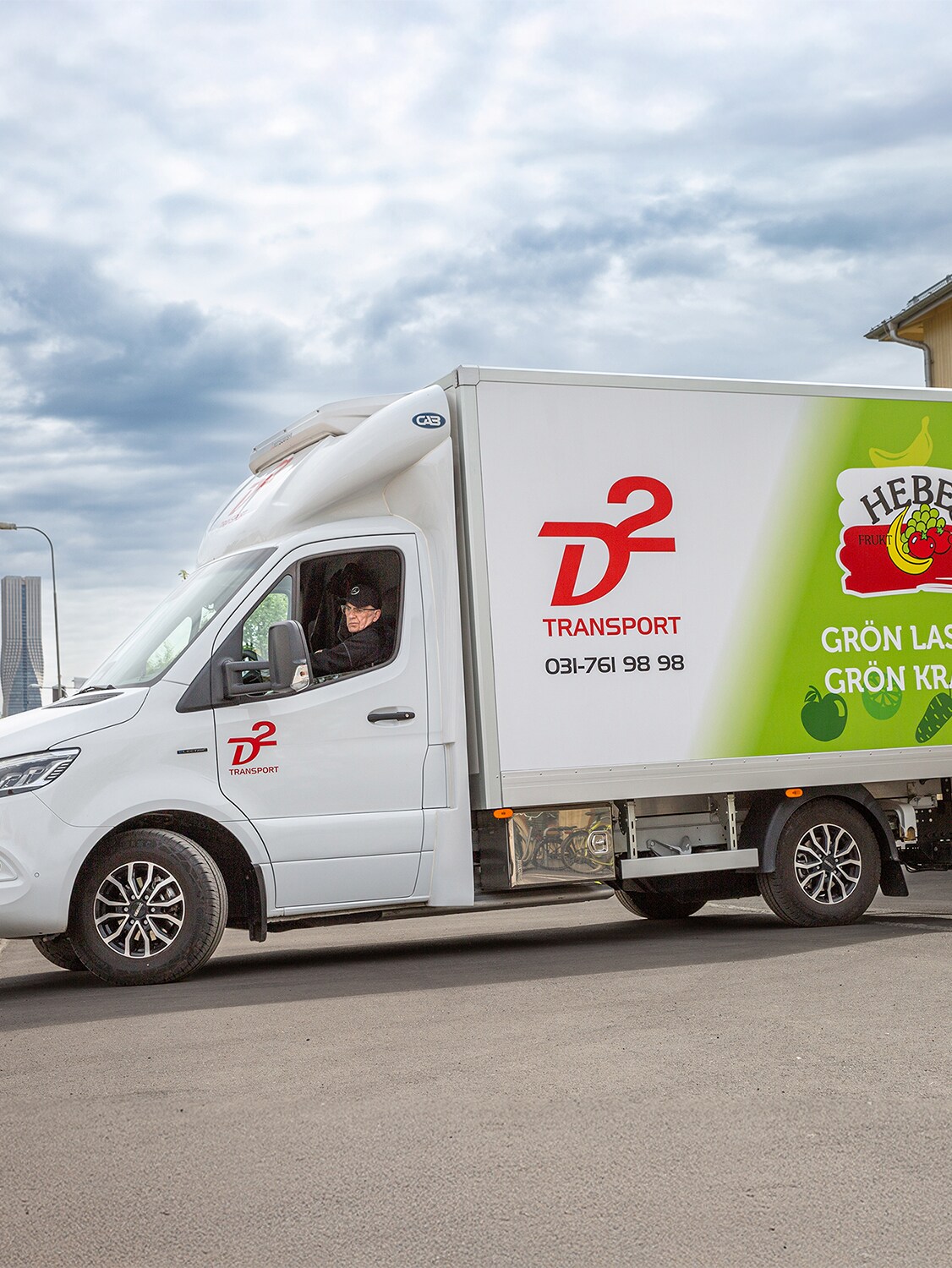 En Mercedes-Benz eSprinter från D2 står på gatan i industriområde