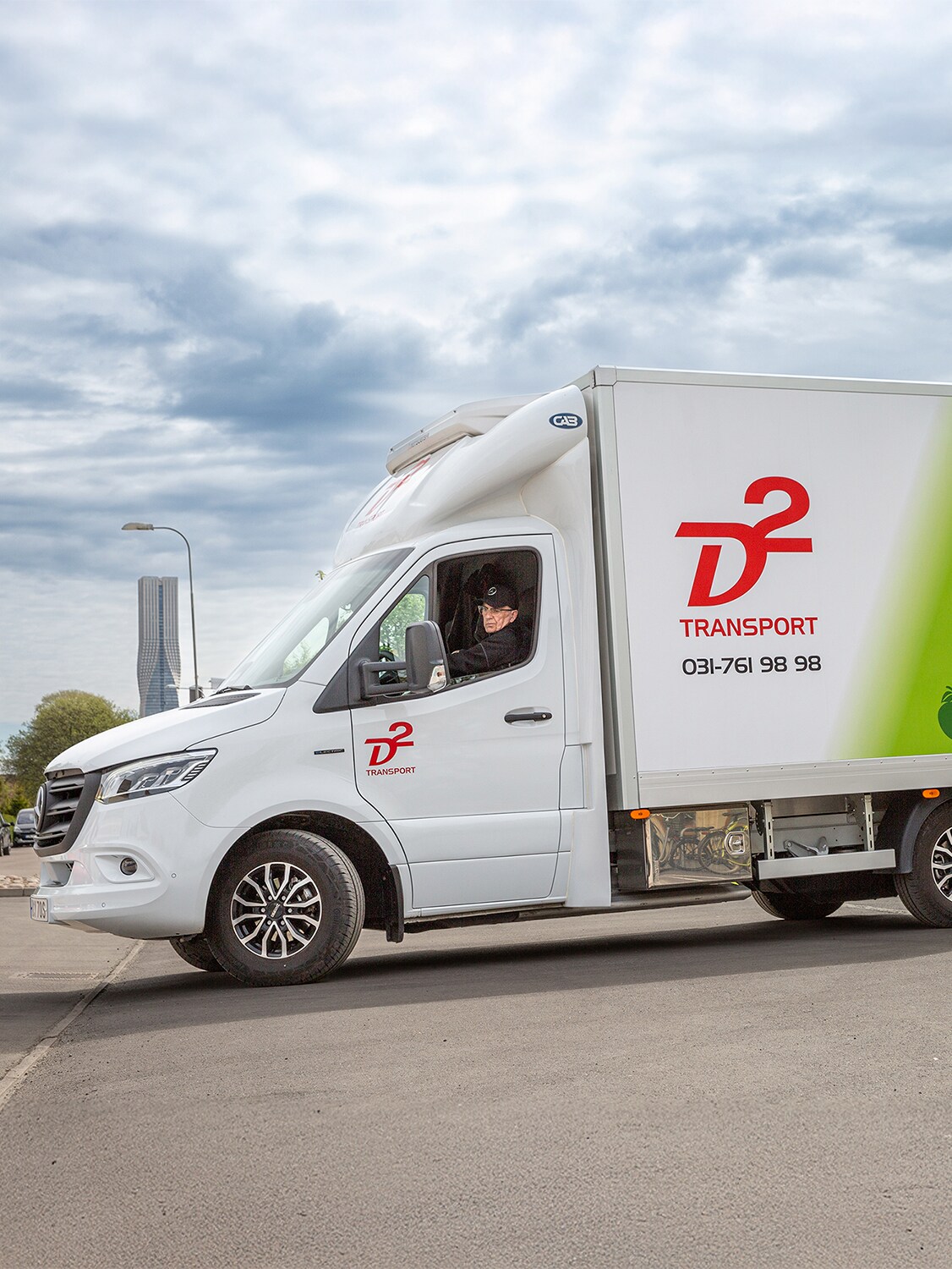 En Mercedes-Benz eSprinter från D2 Transport står parkerad