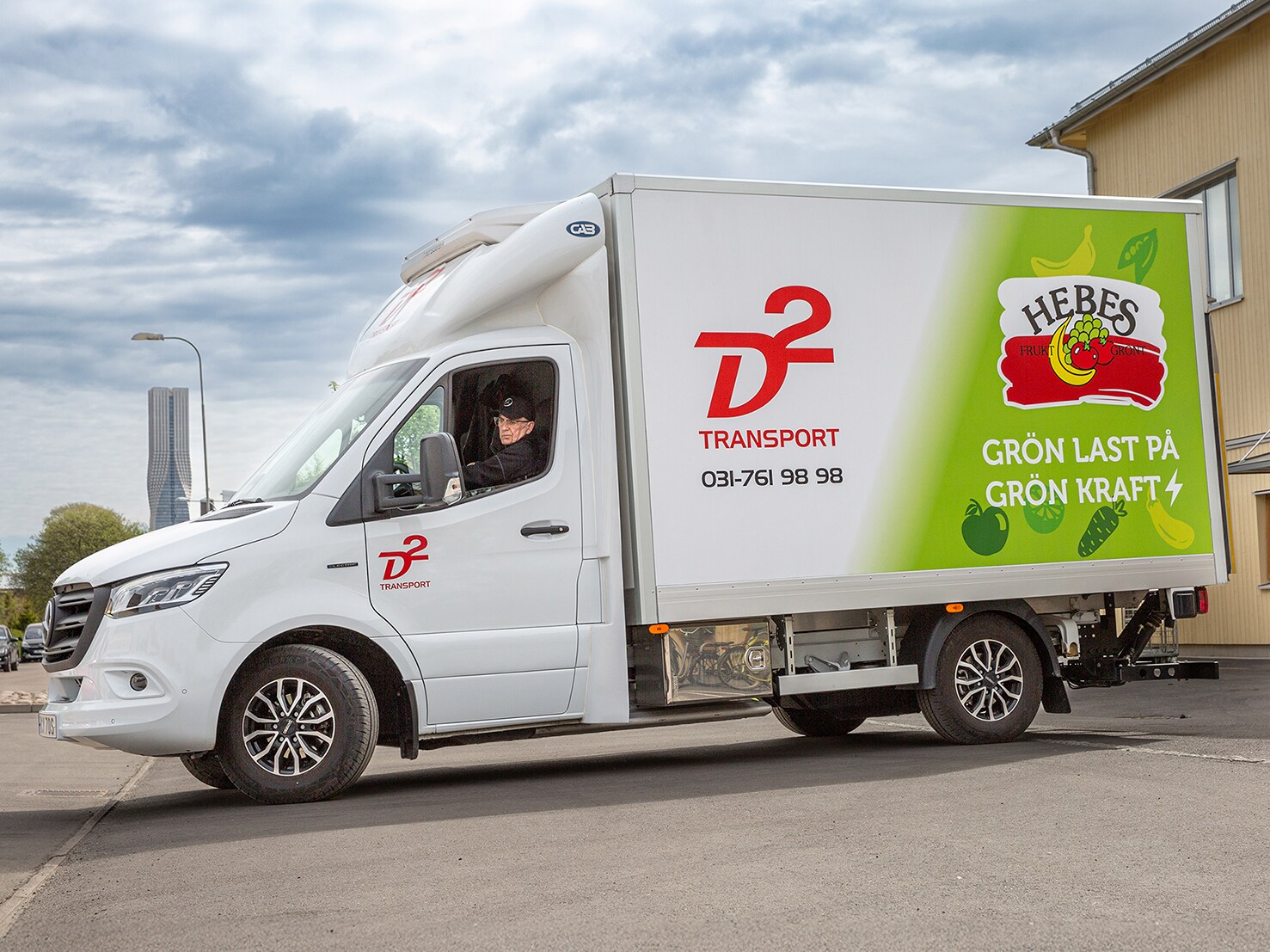 En Mercedes-Benz eSprinter från D2 står på gatan i industriområde