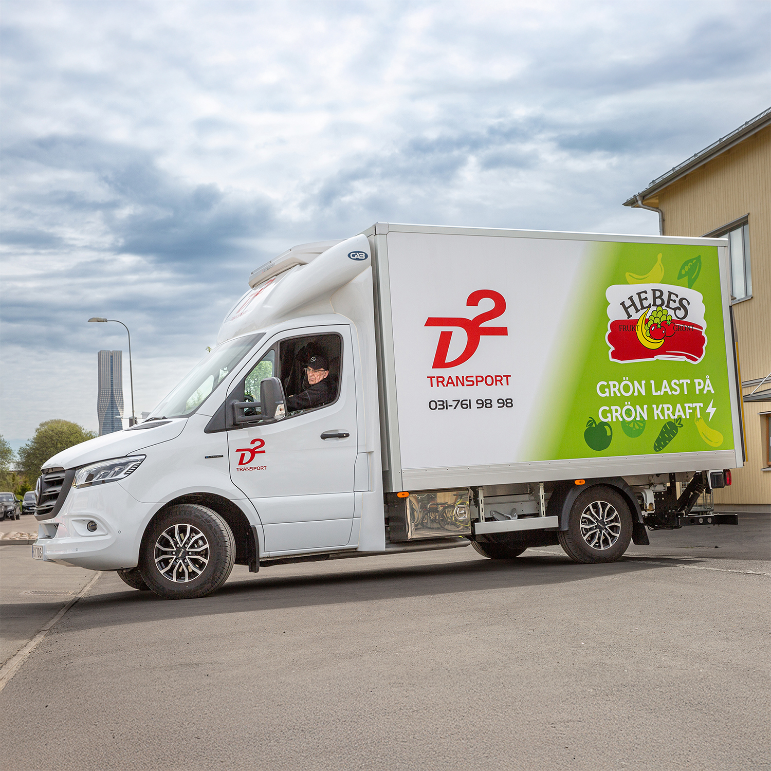 D2 Transport | Mercedes-Benz Transportbilar En Mercedes-Benz eSprinter från D2 står på gatan i industriområde
