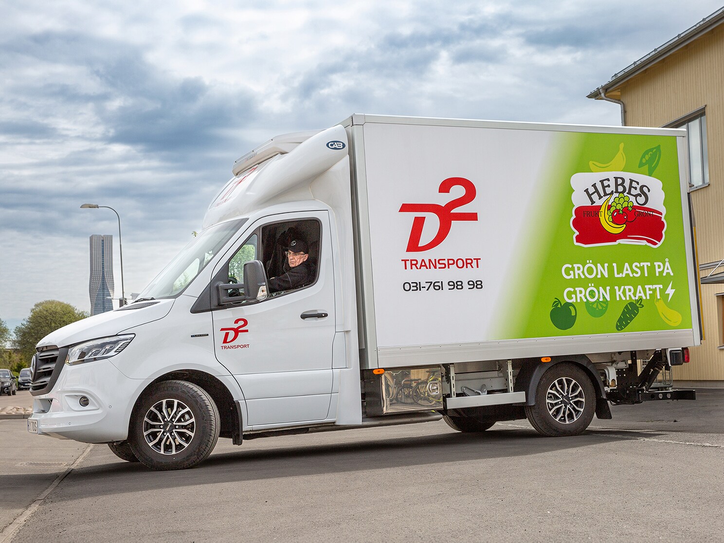 En Mercedes-Benz eSprinter från D2 Transport står parkerad