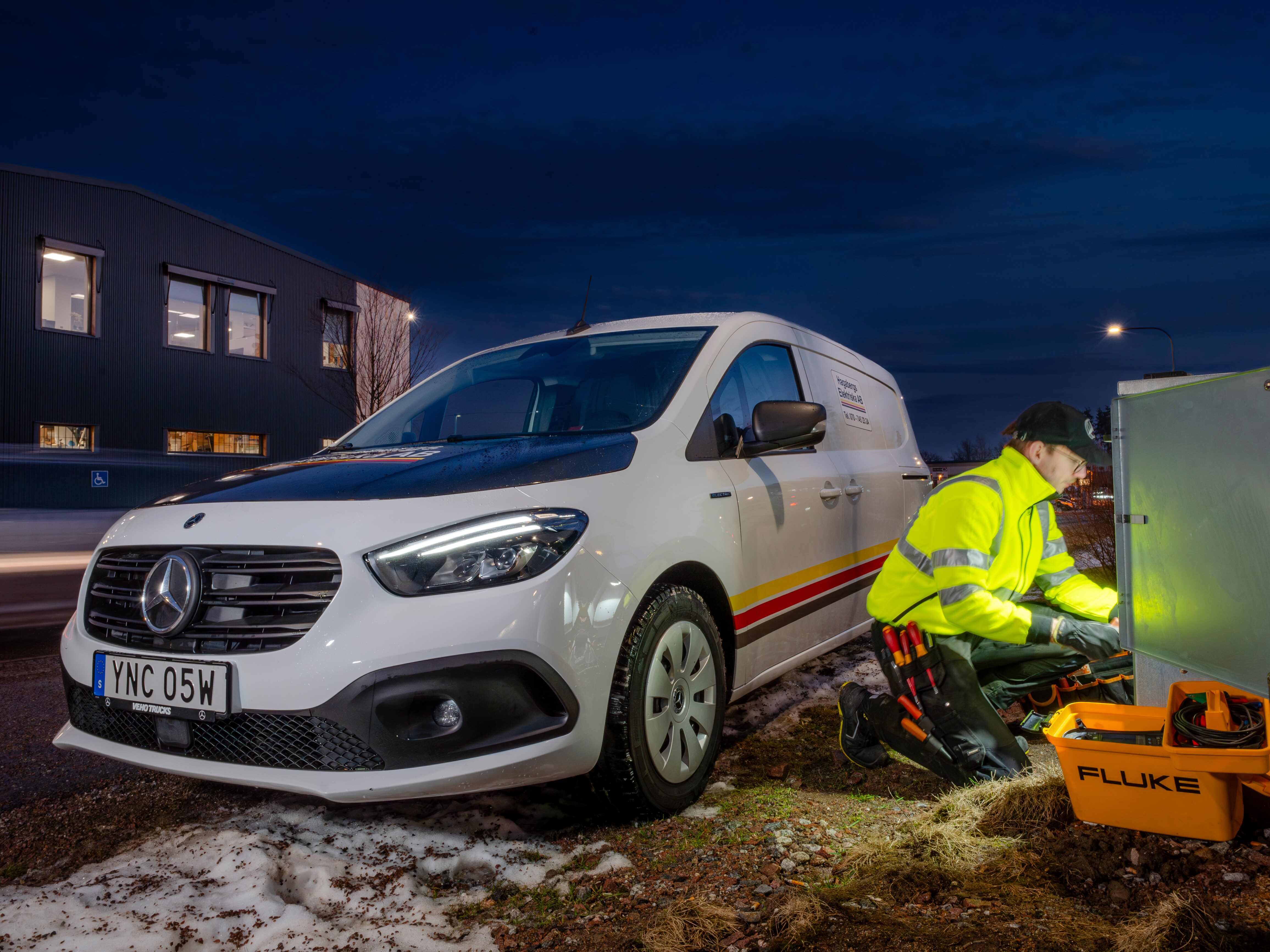 En vit Mercedes-Benz eCitan från Hagabergs sidan om en elektriker