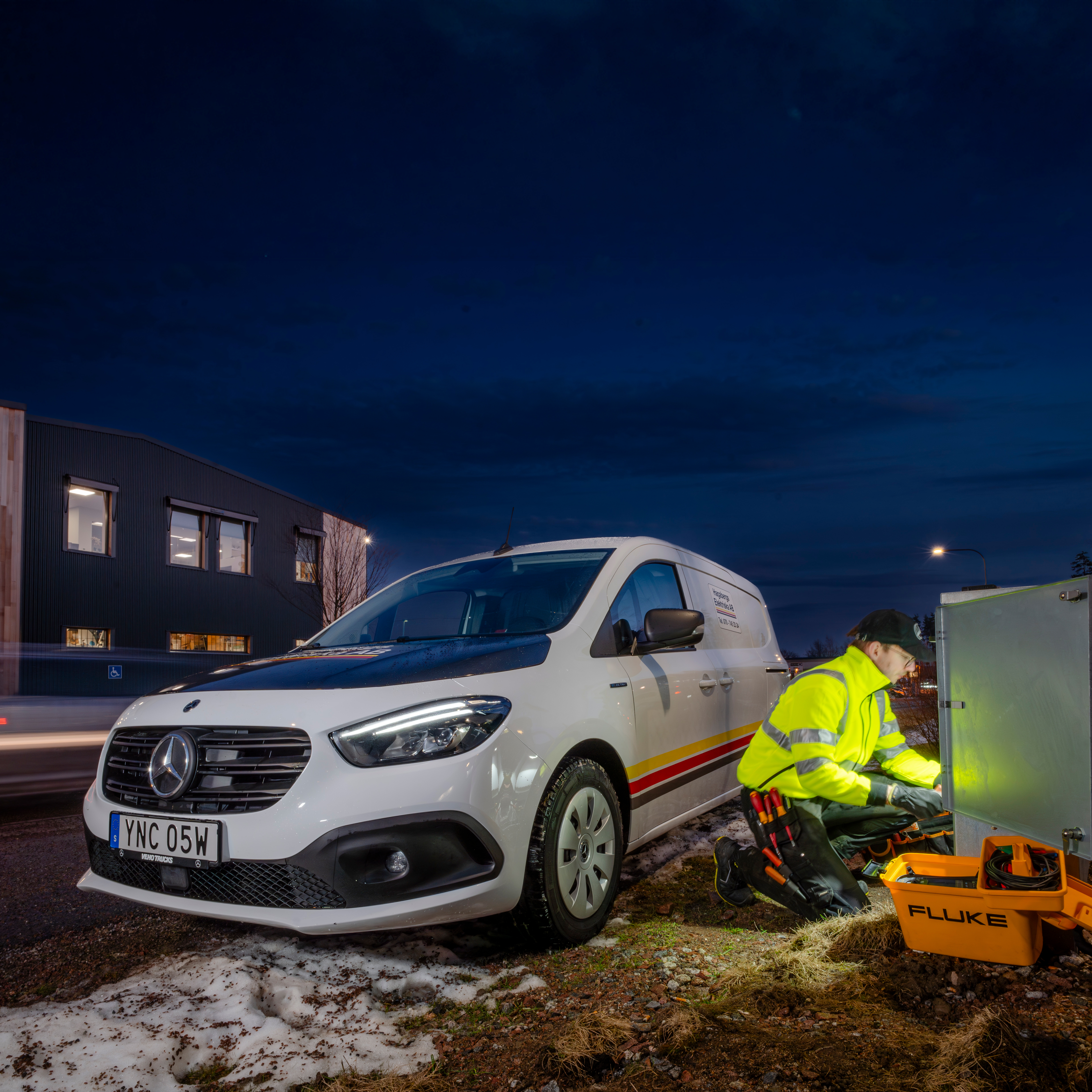 Hagabergs El | Företag och kunder | Mercedes-Benz Transportbilar En vit Mercedes-Benz eCitan från Hagabergs sidan om en elektriker