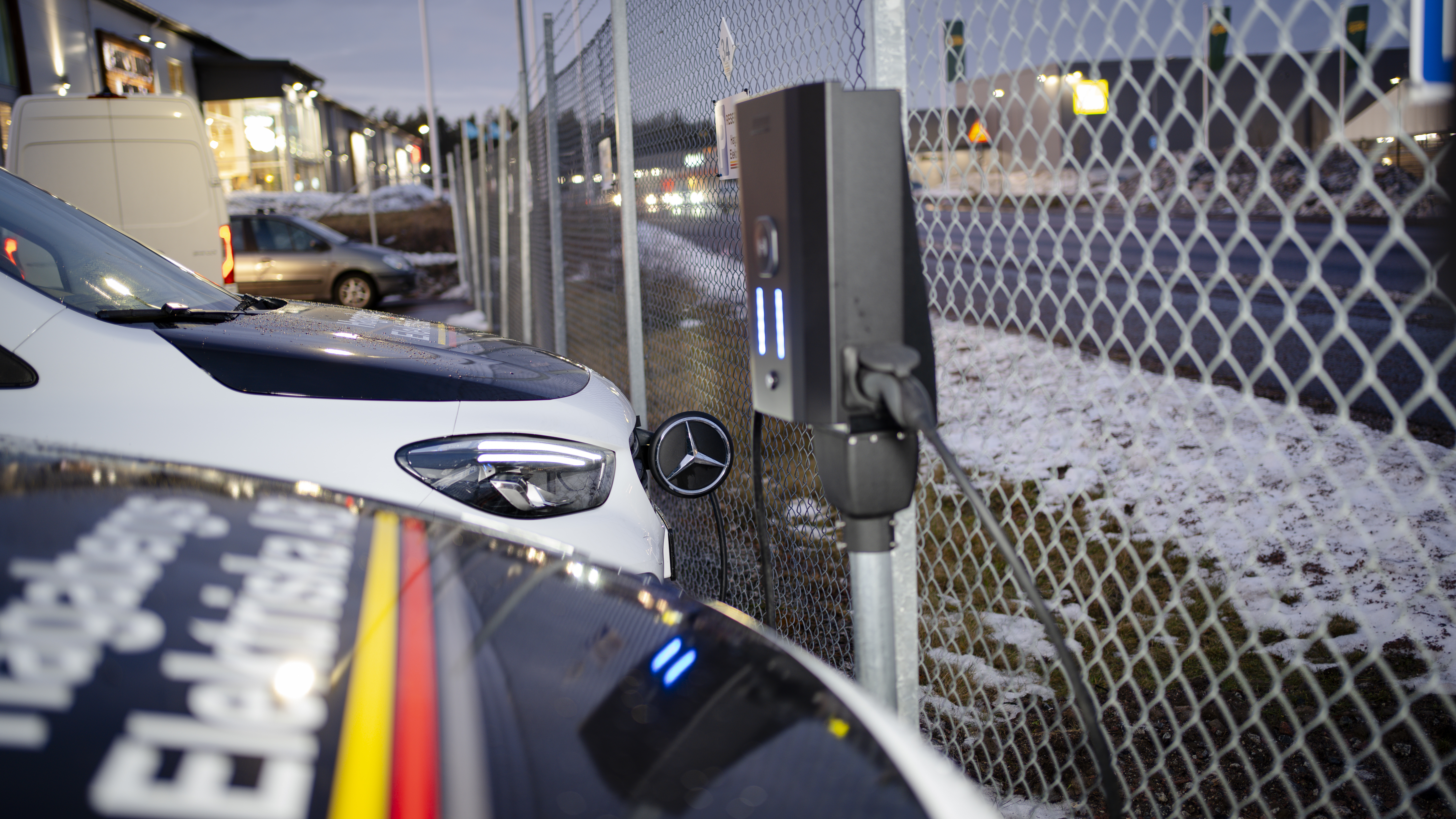 C.G. Erikssons Åkeri | Mercedes-Benz Transportbilar En Mercedes-Benz eCitan från Hagabergs El som laddas
