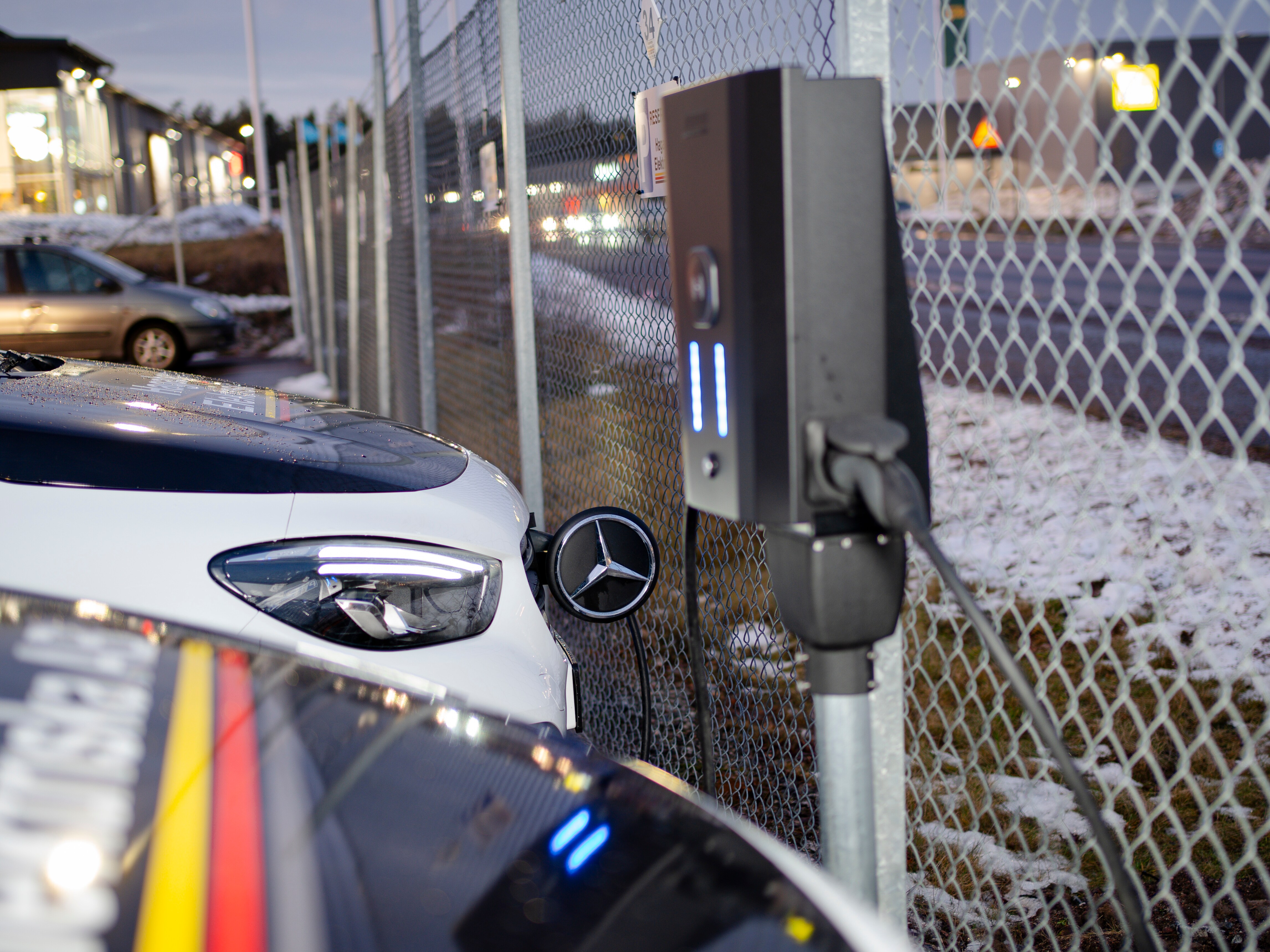 En Mercedes-Benz eCitan som laddas.